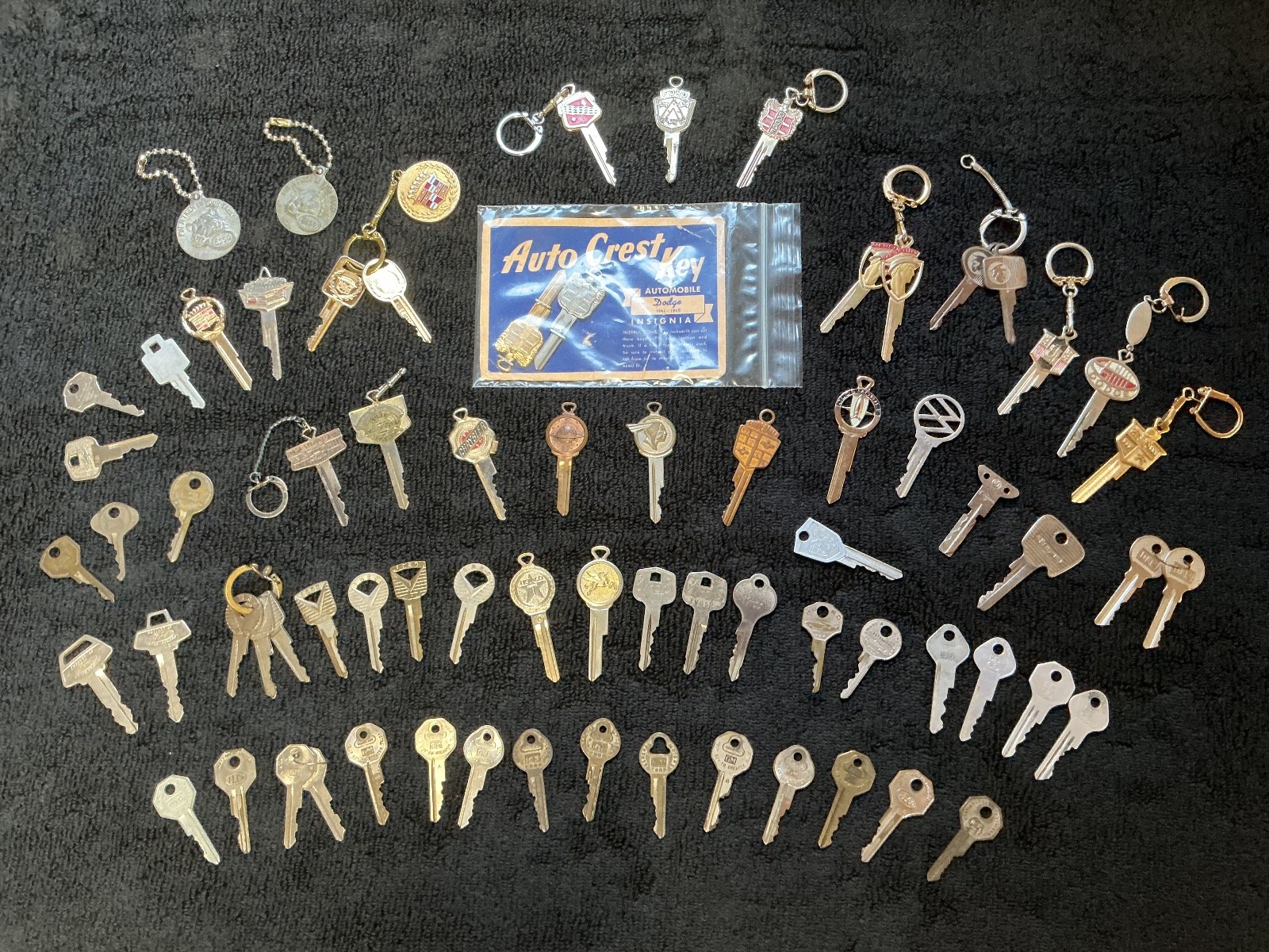 Huge lot of 70 Antique and vintage automobile keys