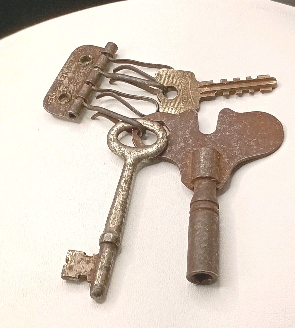 Vintage Buxton Key-Tainer Skeleton Key Holder Antique Organizer & Keys
