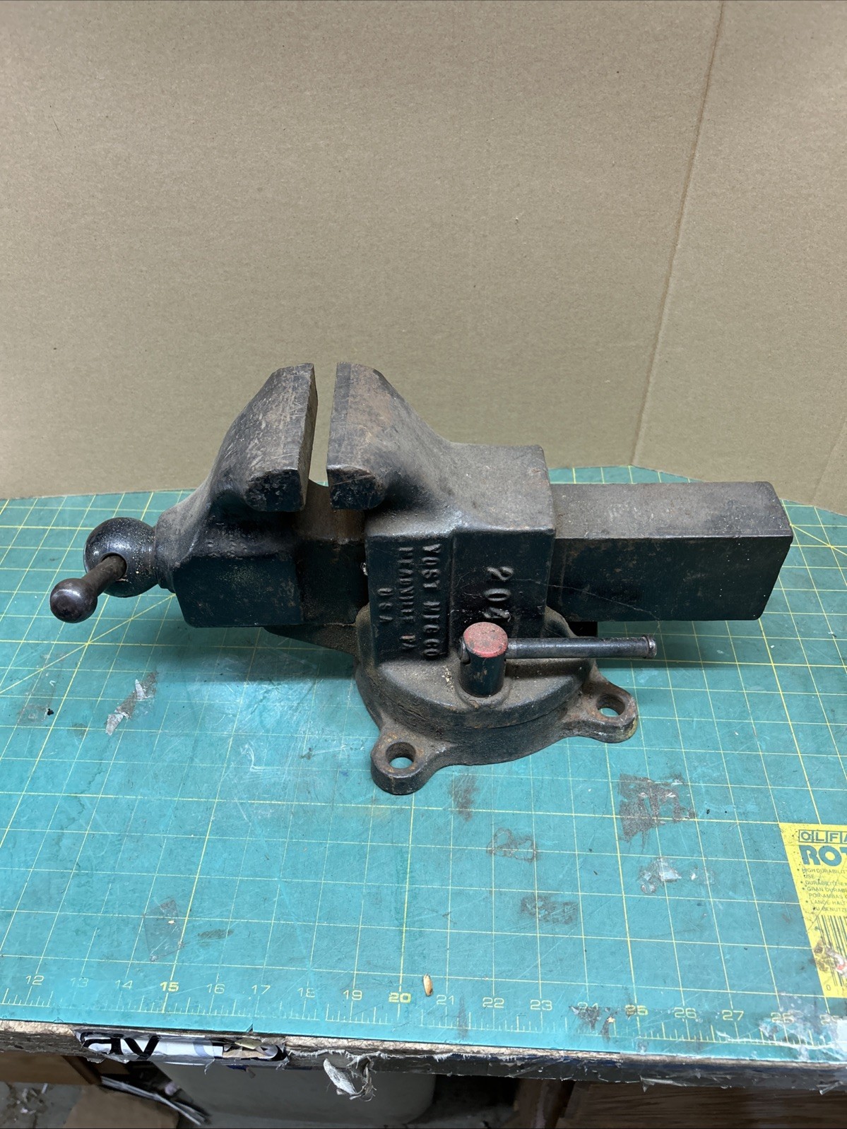 Vintage Original YOST Mfg. Co. Model 204 Bench Vise W/ 4″ Jaws – USA 49 LBS
