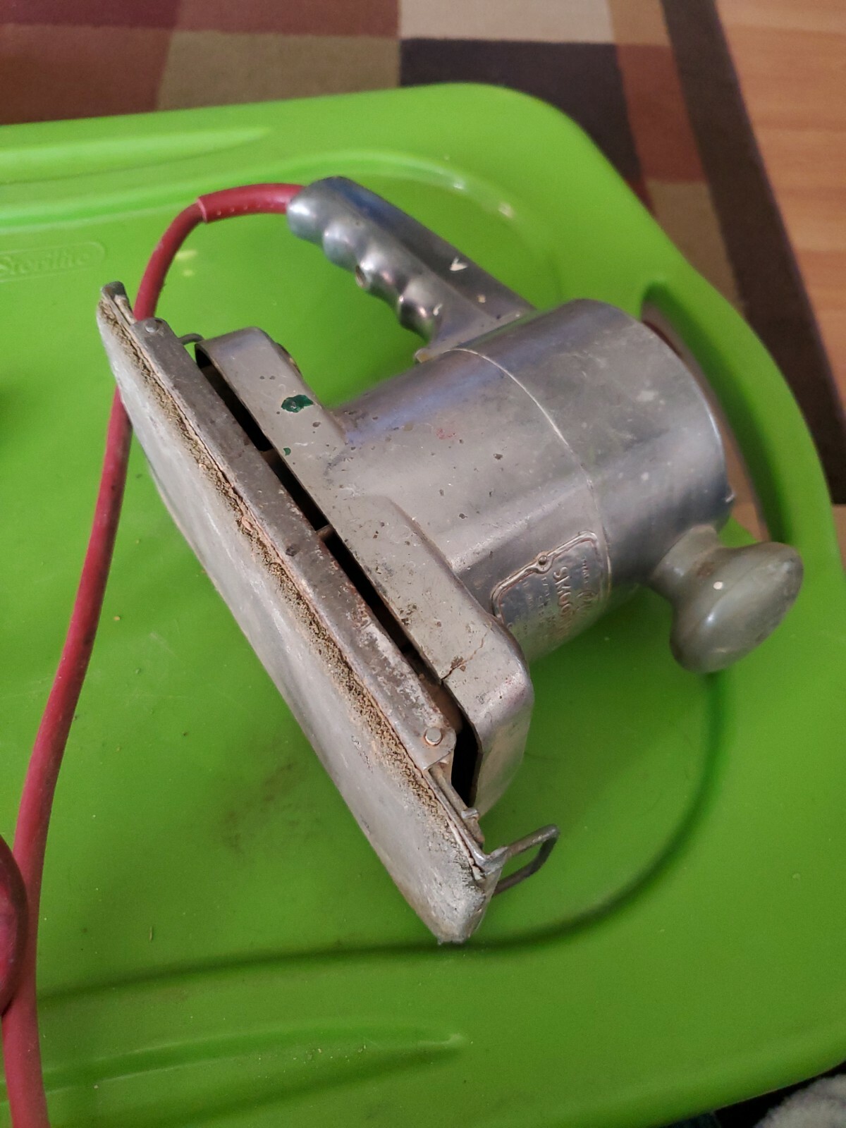 VINTAGE CLARKE SMOOTHIE SANDER, MODEL “OS-A”, 115V 2.5 AMPS 60 CYCLE RUNS