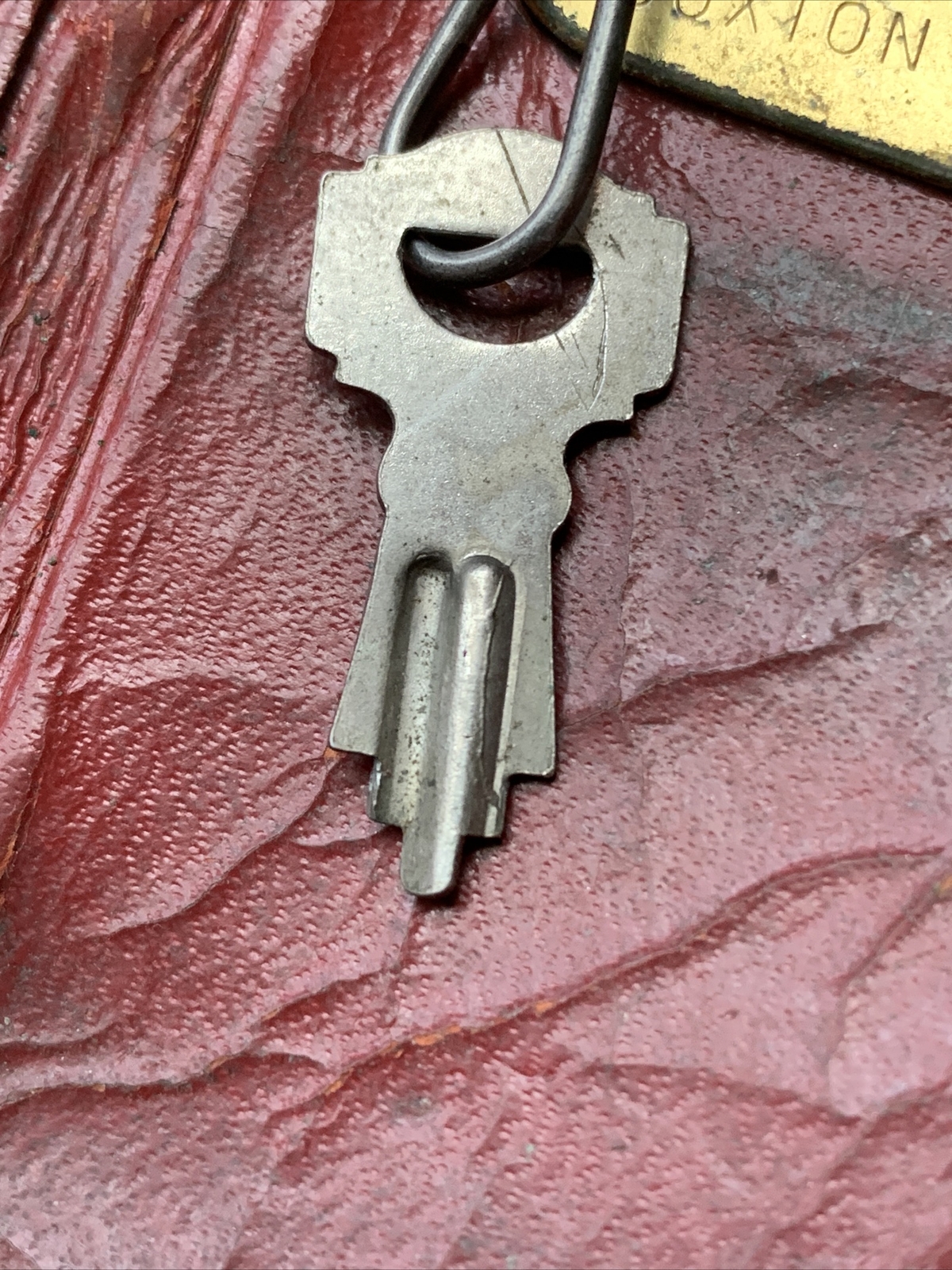 Vintage Burgundy Buxton Hunt Club Saddle Key-Tainer With 19 Antique Keys Inside