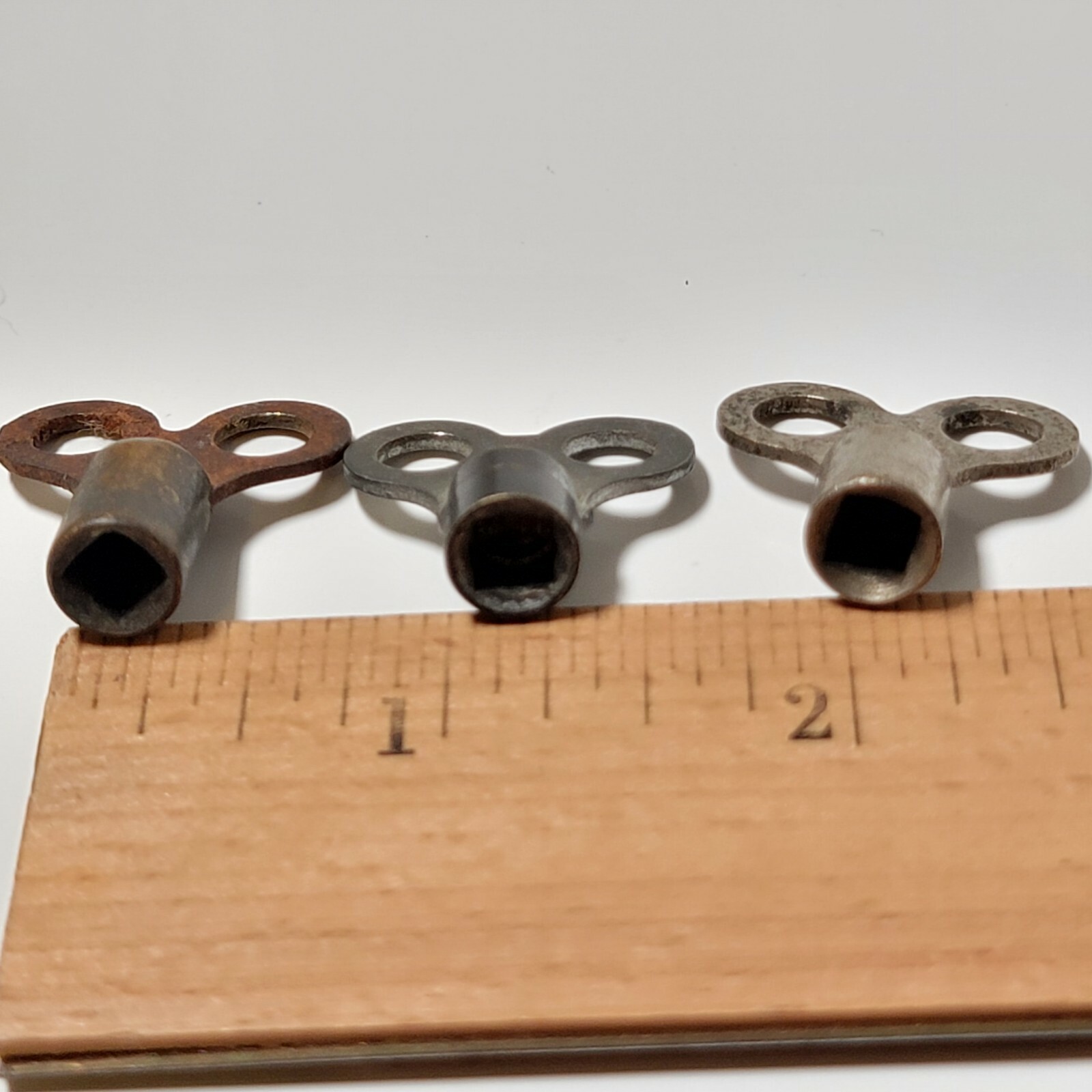3 Small 4-5mm Square Bit Winding Keys Approx 7/8″ – 1″ Long F Size