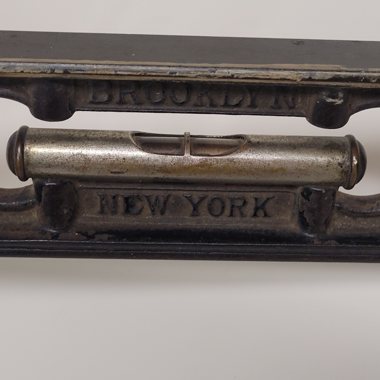 Antique DAVIS PATENT N.W. ROBINSON CO BROOKLYN NEW YORK CAST IRON 18″ LEVEL