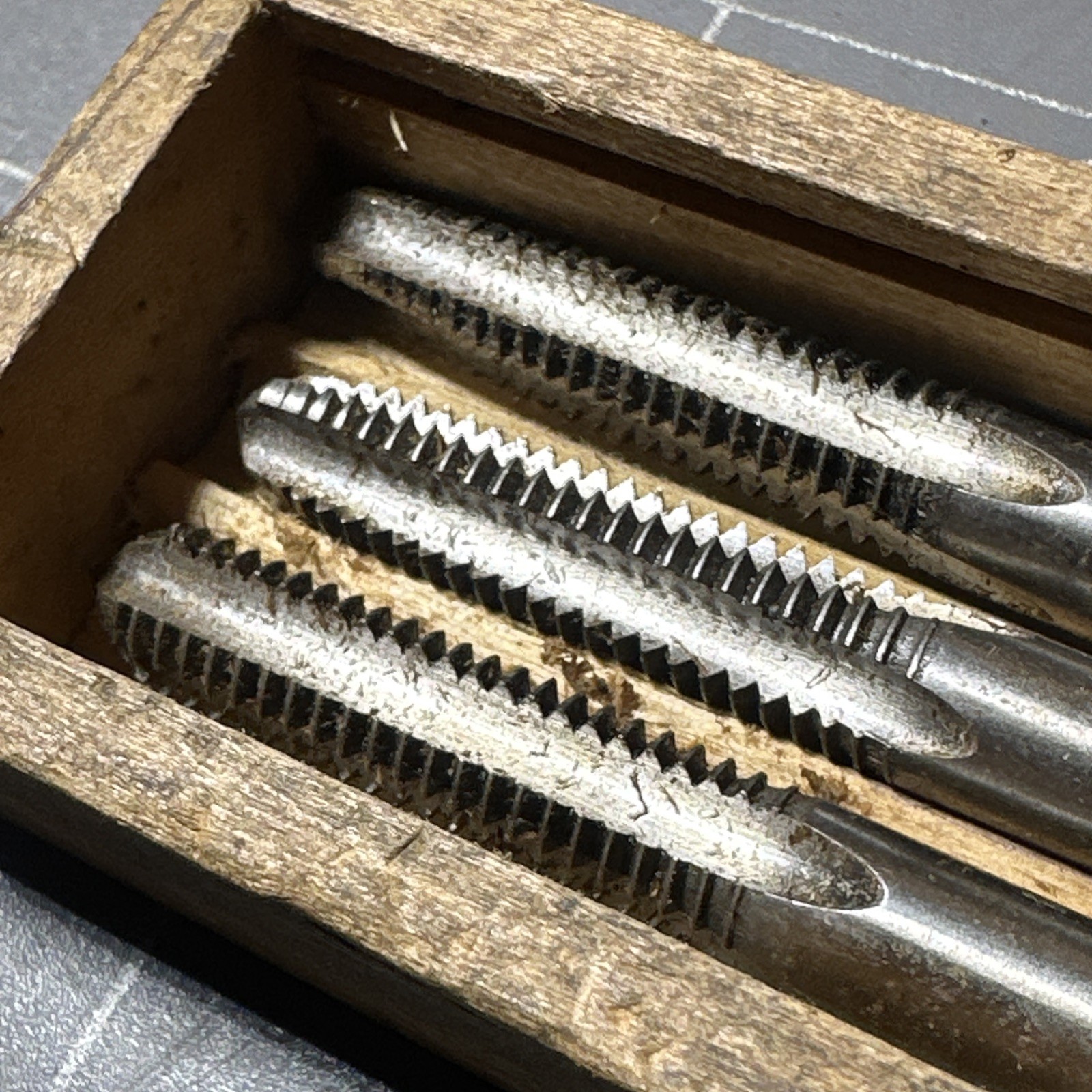 Vintage S.W. CARD Mfg. Co. Original Wood Box taps Made in USA 5/16-18 NC B14 414