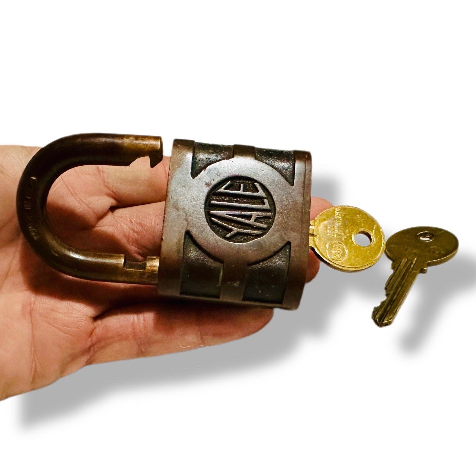 Vintage Yale Towne Brass Lock Padlock Keyhole 16835 E 2 Working Set 2 Keys USA