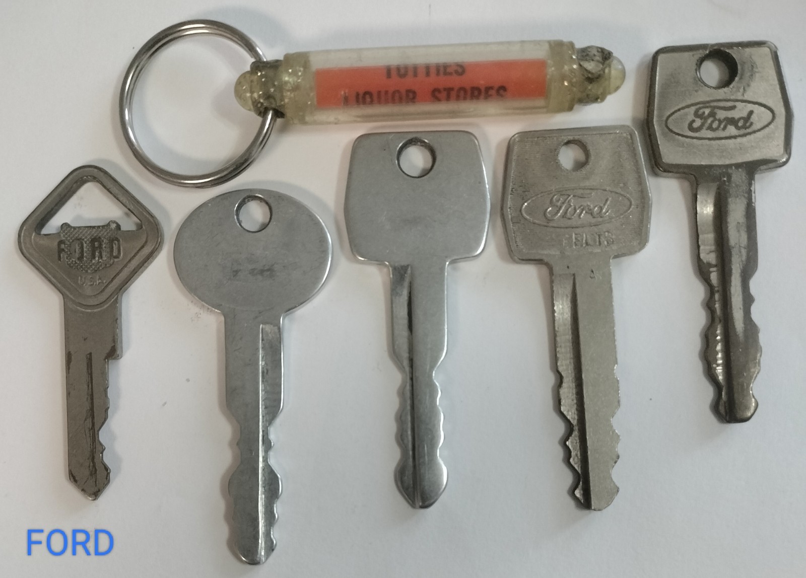 Vintage GM Ford Chrysler Automotive Car Keys – Lot of 29 Keys +5 Key Rings/Tags