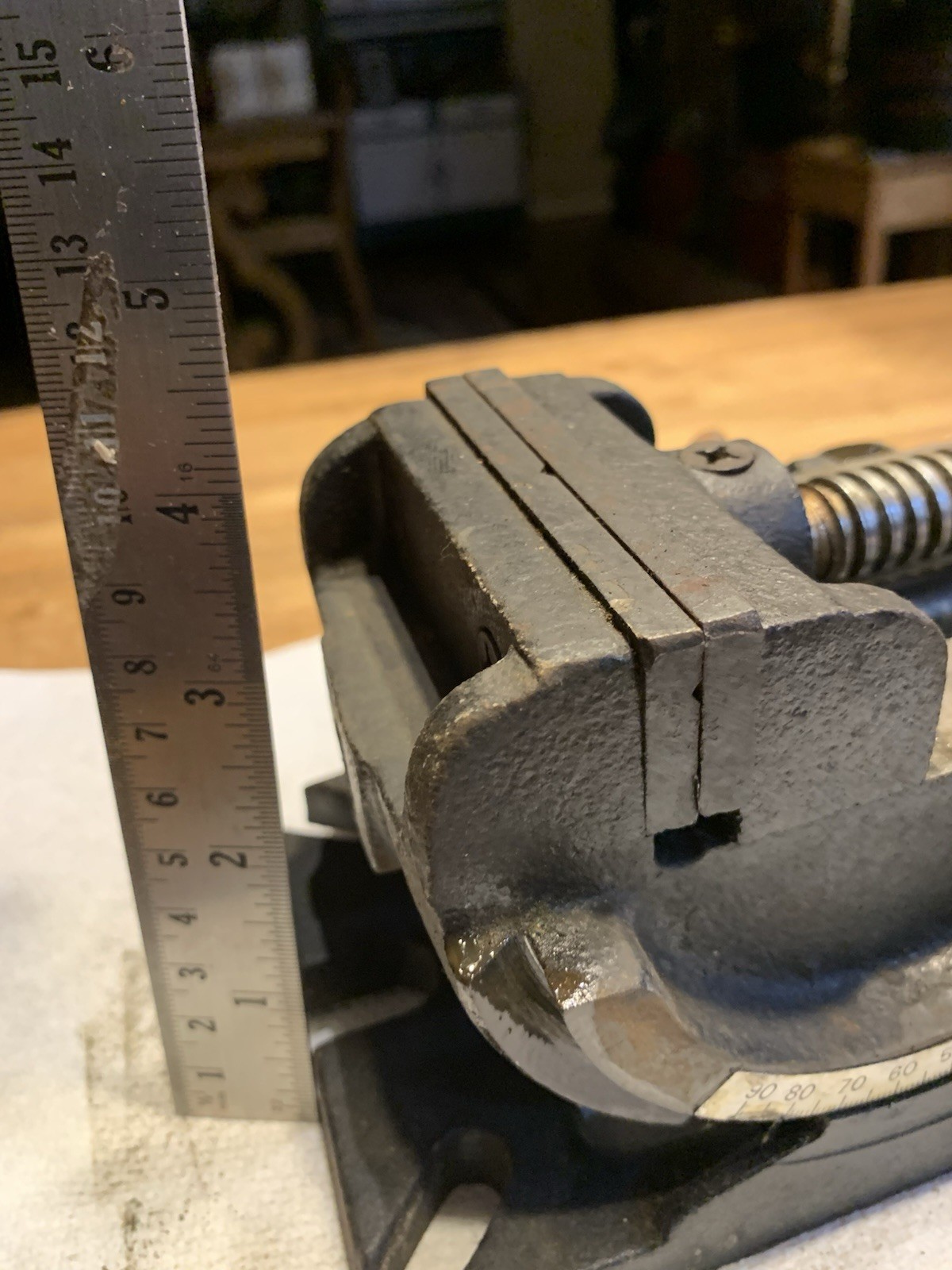 Swivel Base Bench Vise – Cast Iron Tips 0 – 90 Degrees