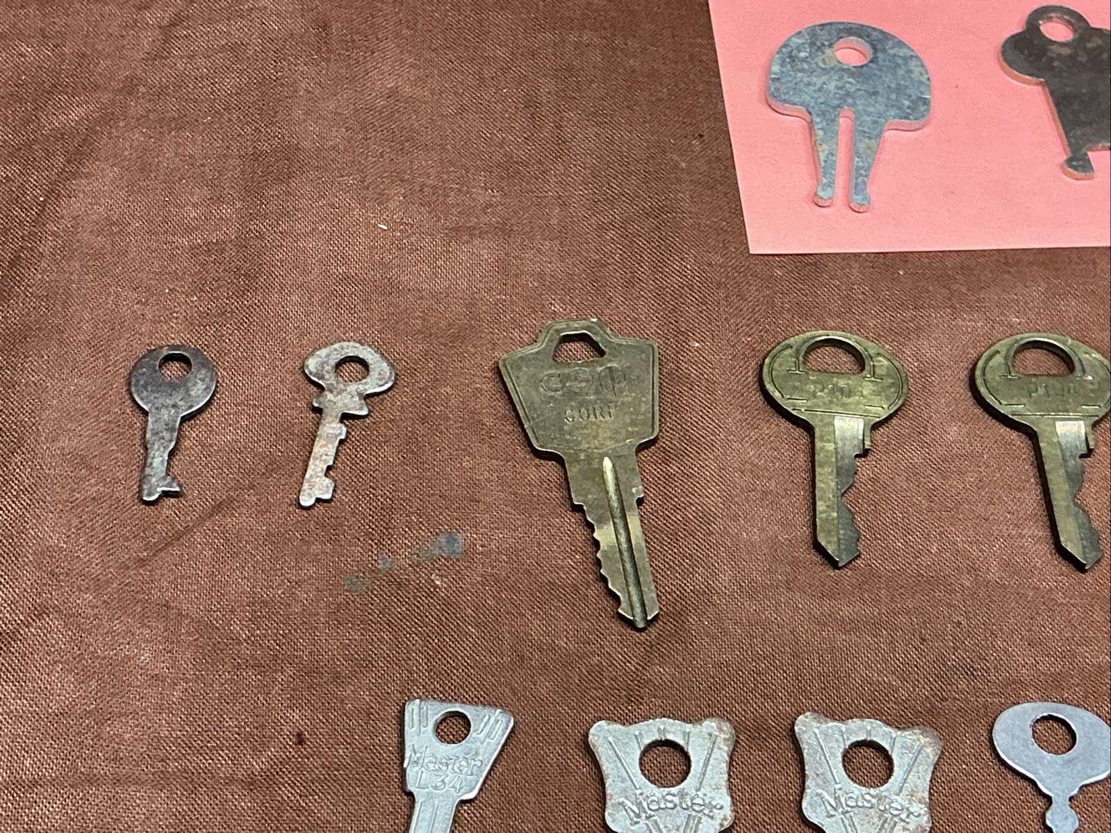 21 VINTAGE Assortment Of – Master , Luggage, Paper Towel, Toro Tractor Keys *H