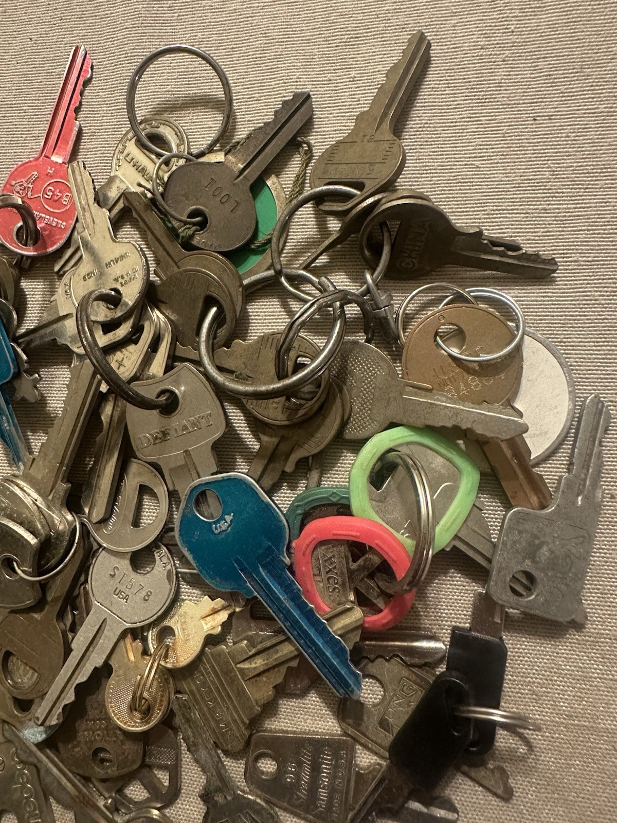 1 Pound Lot Of Mixed Vintage Keys SEE PICTURES! ! ! [H]