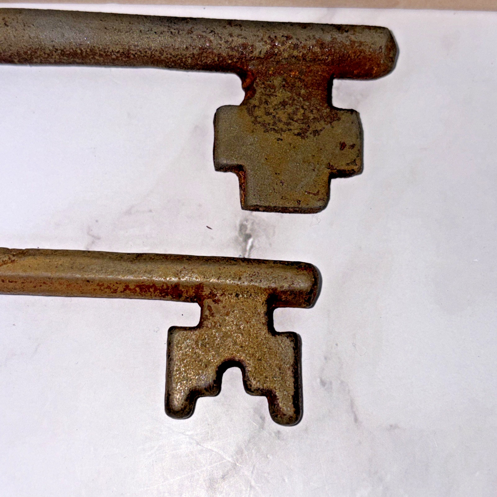 Antique 8 And 7 inch King Queen Pair Cast Iron Victorian Skeleton Key Rustic