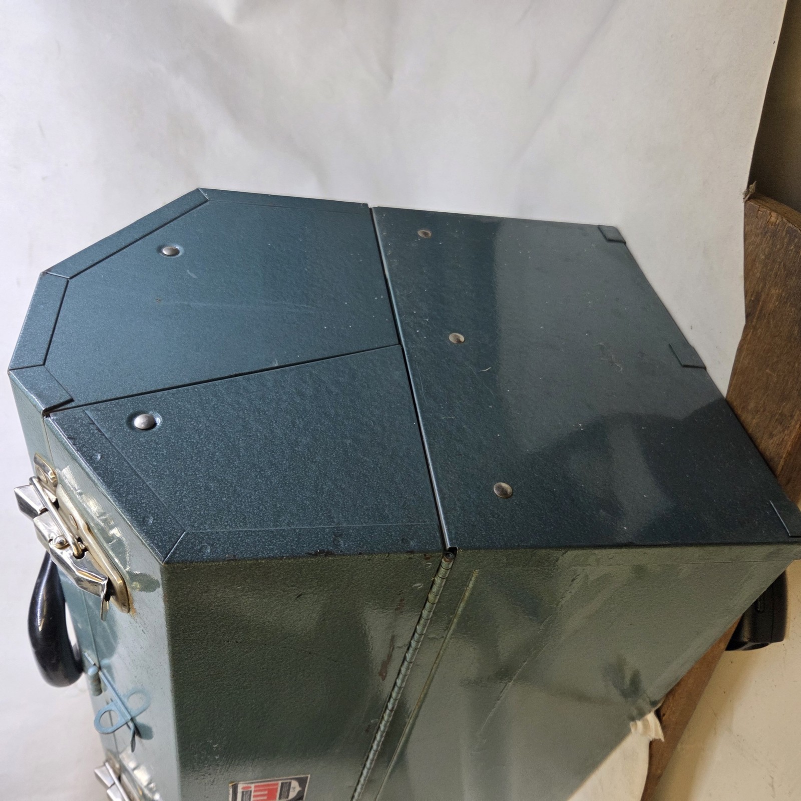 Waterloo Heavy-Duty Metal CnCantilever Toolbox for Appliance Repair