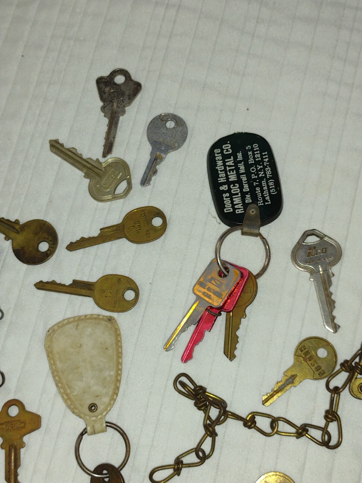 Miscellaneous Lot of 13 Vintage Old Brass Keys & Lock And A Few Other Keys