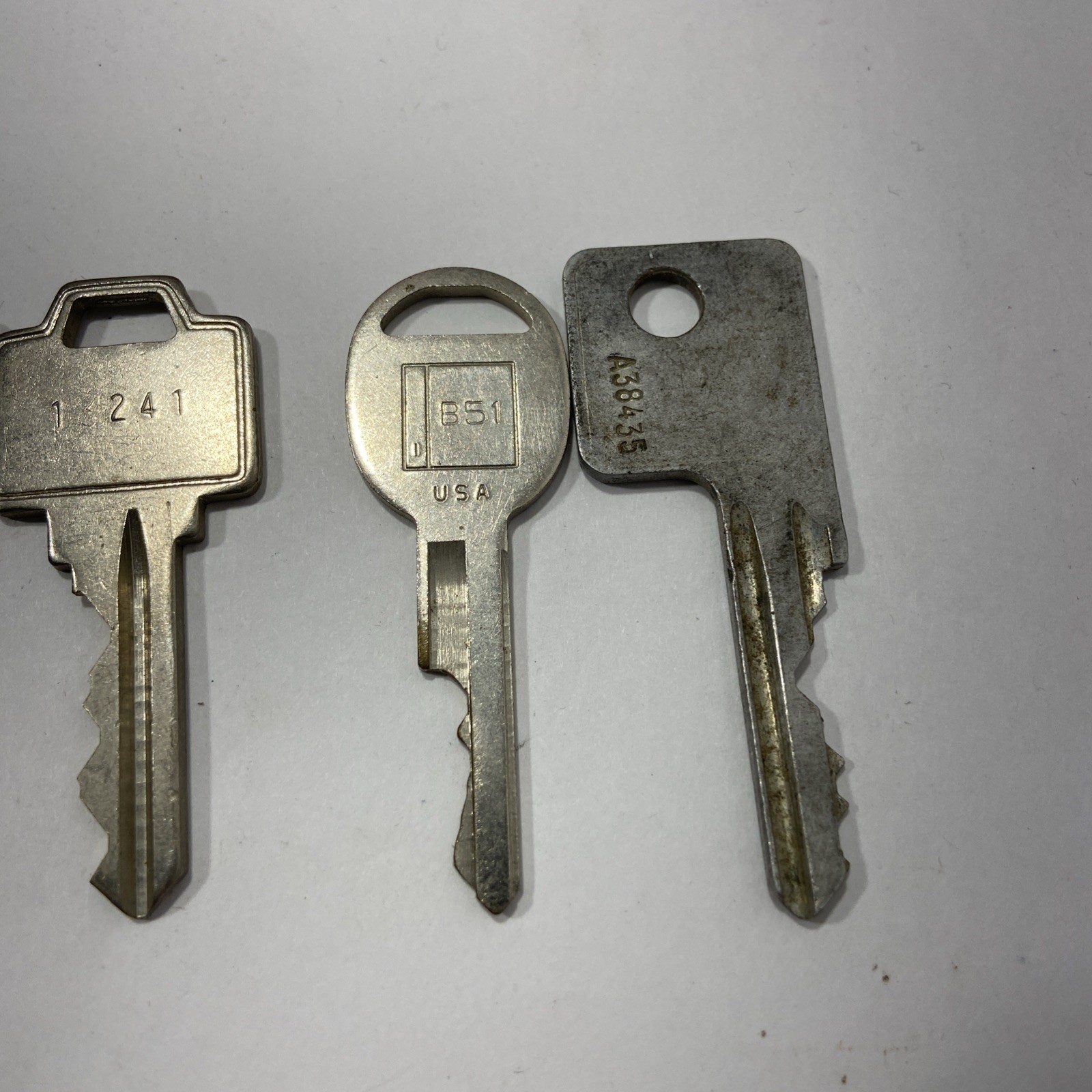 Lot of 11 Vintage Car Keys automobile GM Hyundai And Others One Rd Fob