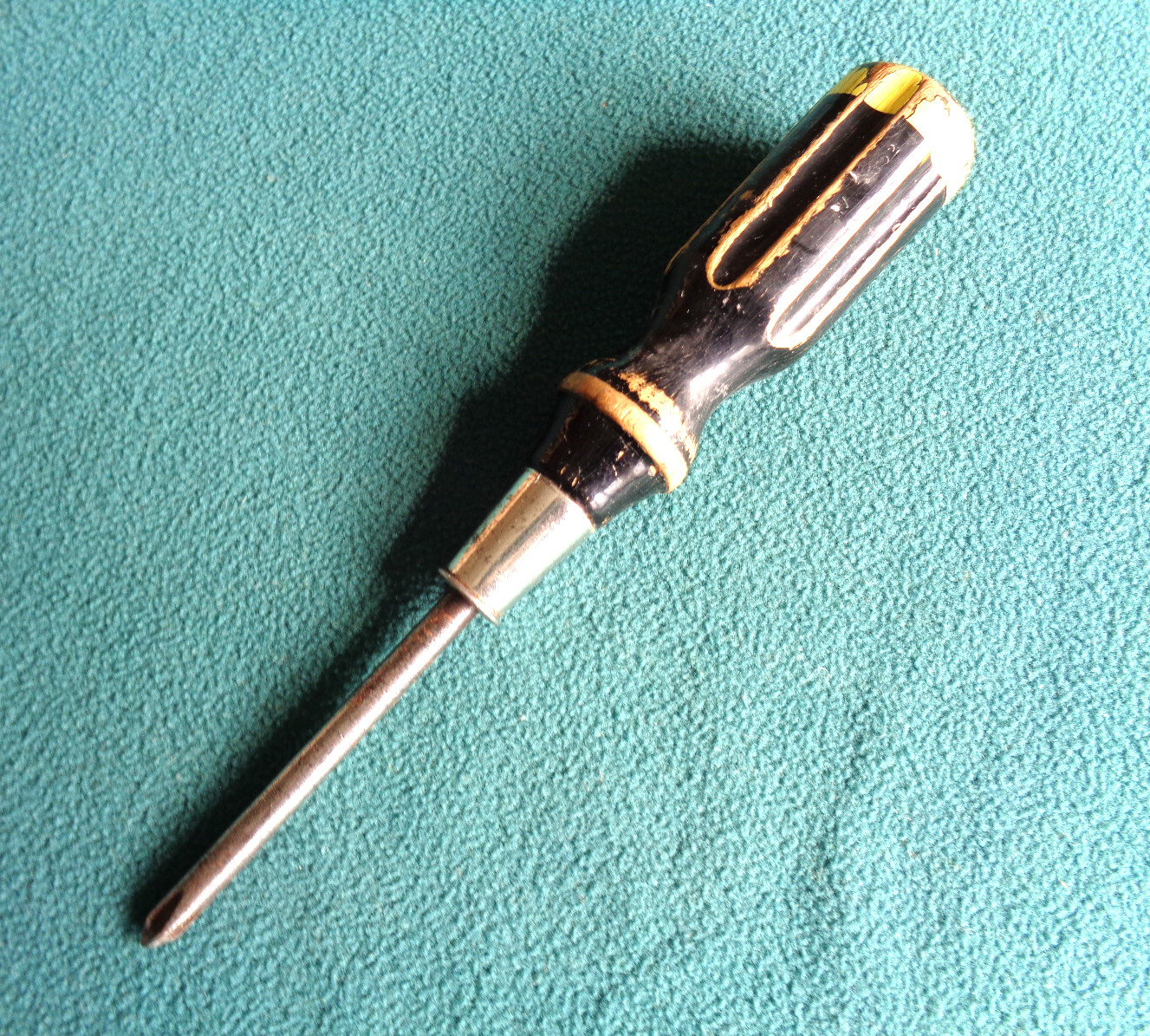 Vintage. FOOTPRINT- SCREWDRIVER with Wooden Handle . 7 ½” long. PH2