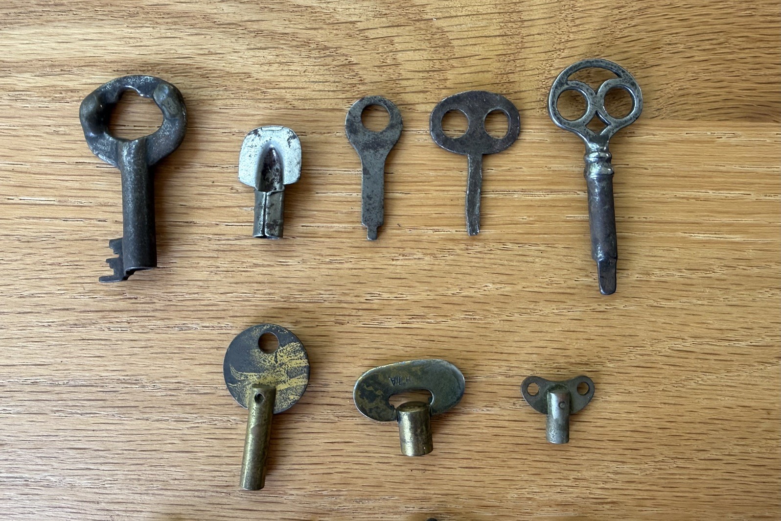 Lot of 16 Vintage/Antique Assorted Clock/Toys Winding Keys various kinds