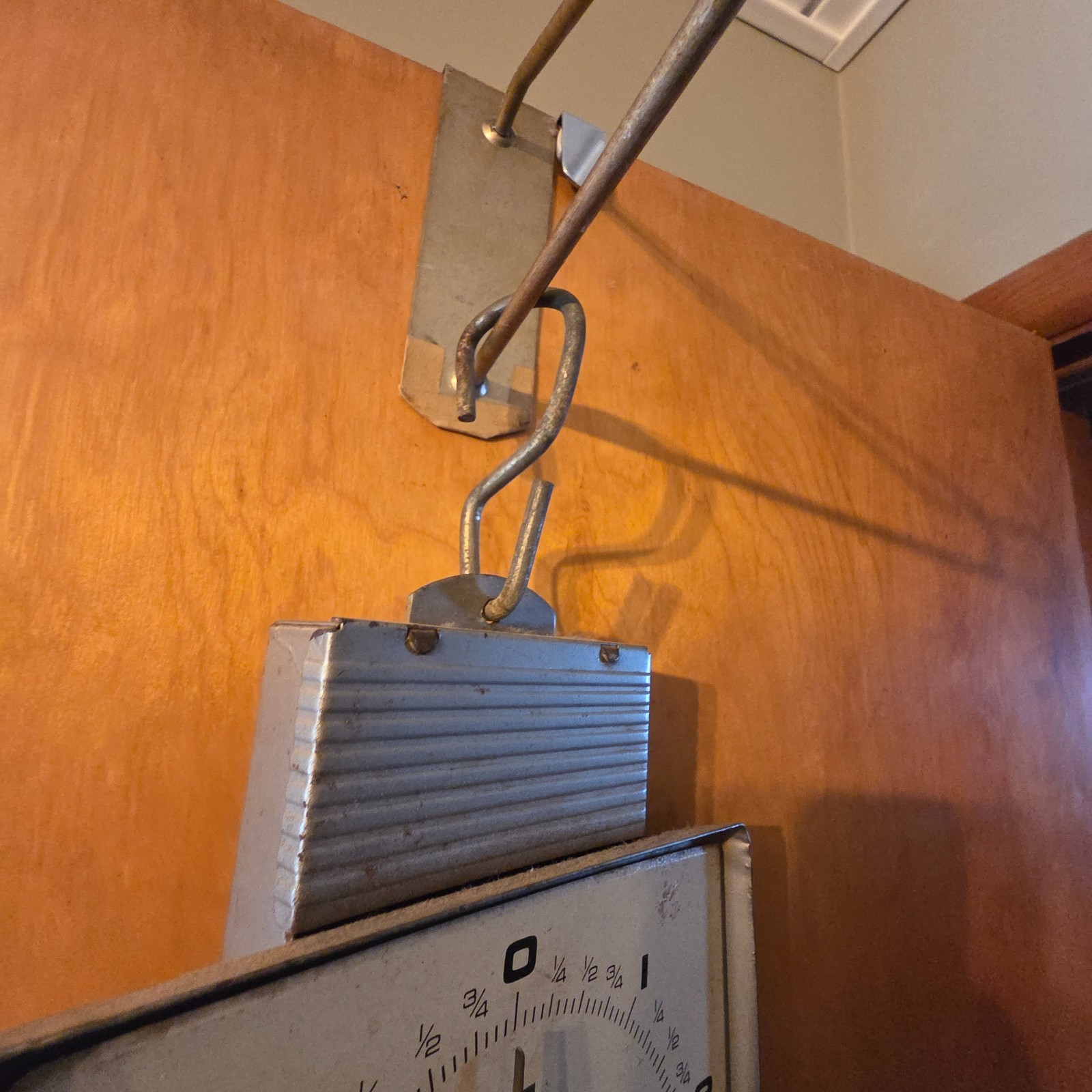 VINTAGE HANSON HANGING SCALE MODEL 842 RUSTIC KITCHEN