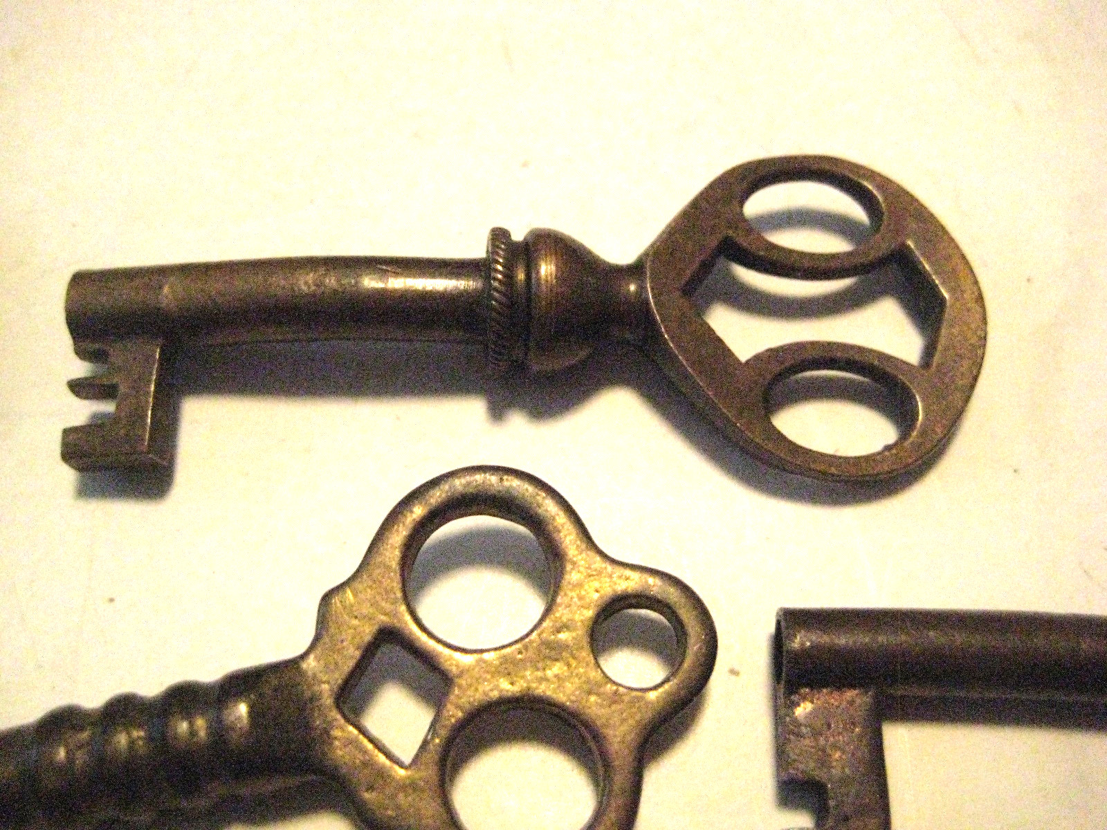 ANTIQUE LOT OF 9 STEEL/BRASS BARREL KEYS SKELETON KEYS ASSORTED GOOD USED COND.