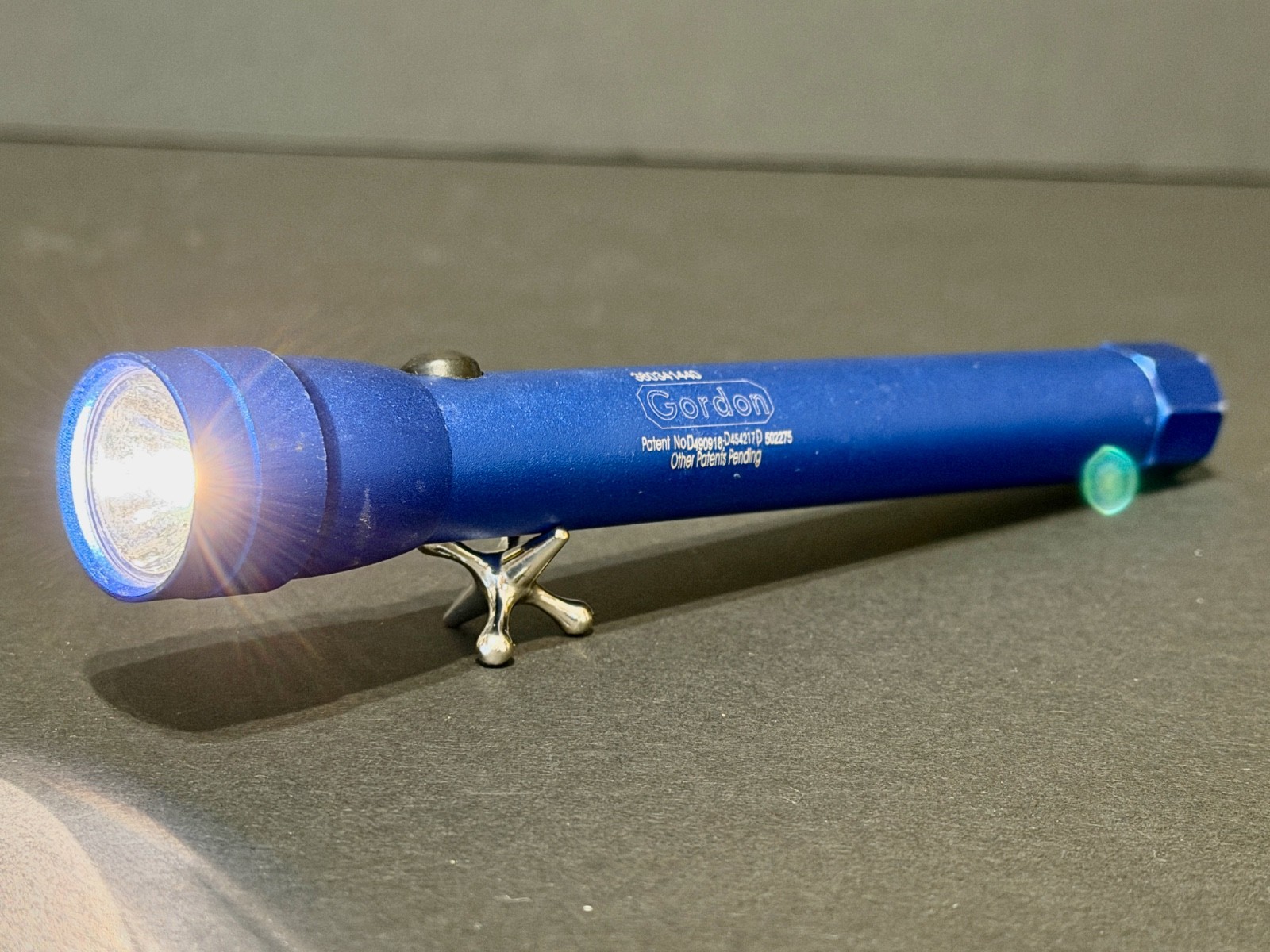 Vintage Gordon Blue Flashlight Incandescent 2 AA Battery Extra Bulb Included