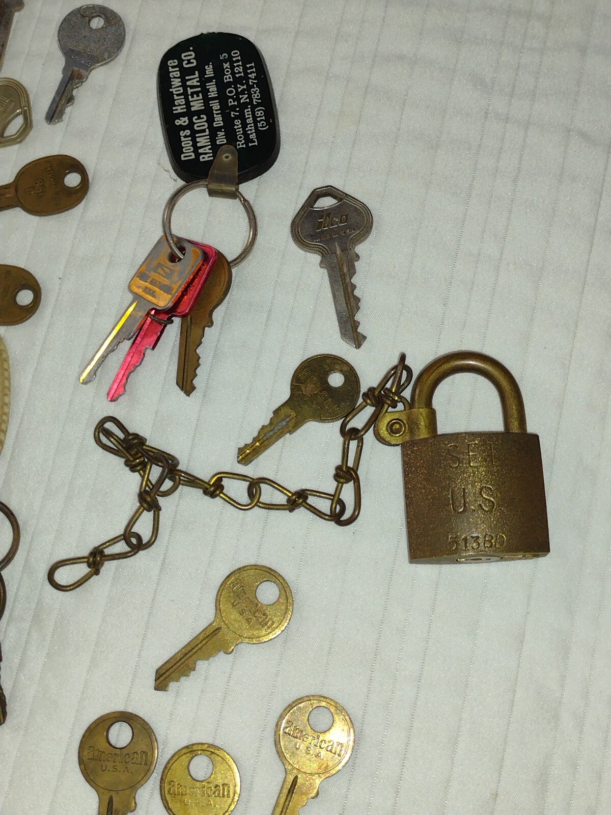 Miscellaneous Lot of 13 Vintage Old Brass Keys & Lock And A Few Other Keys