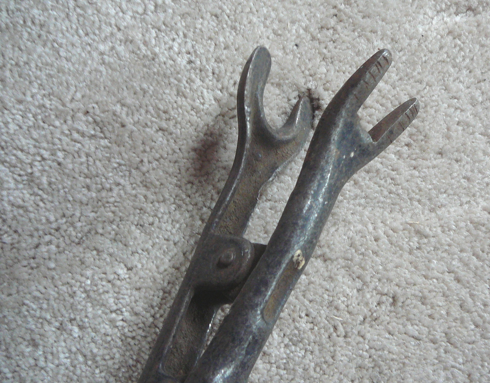 ANTIQUE CAST IRON SPRING ACTION AUTOMOBILE VALVE LIFTER MECHANICS TOOL – 10.5″