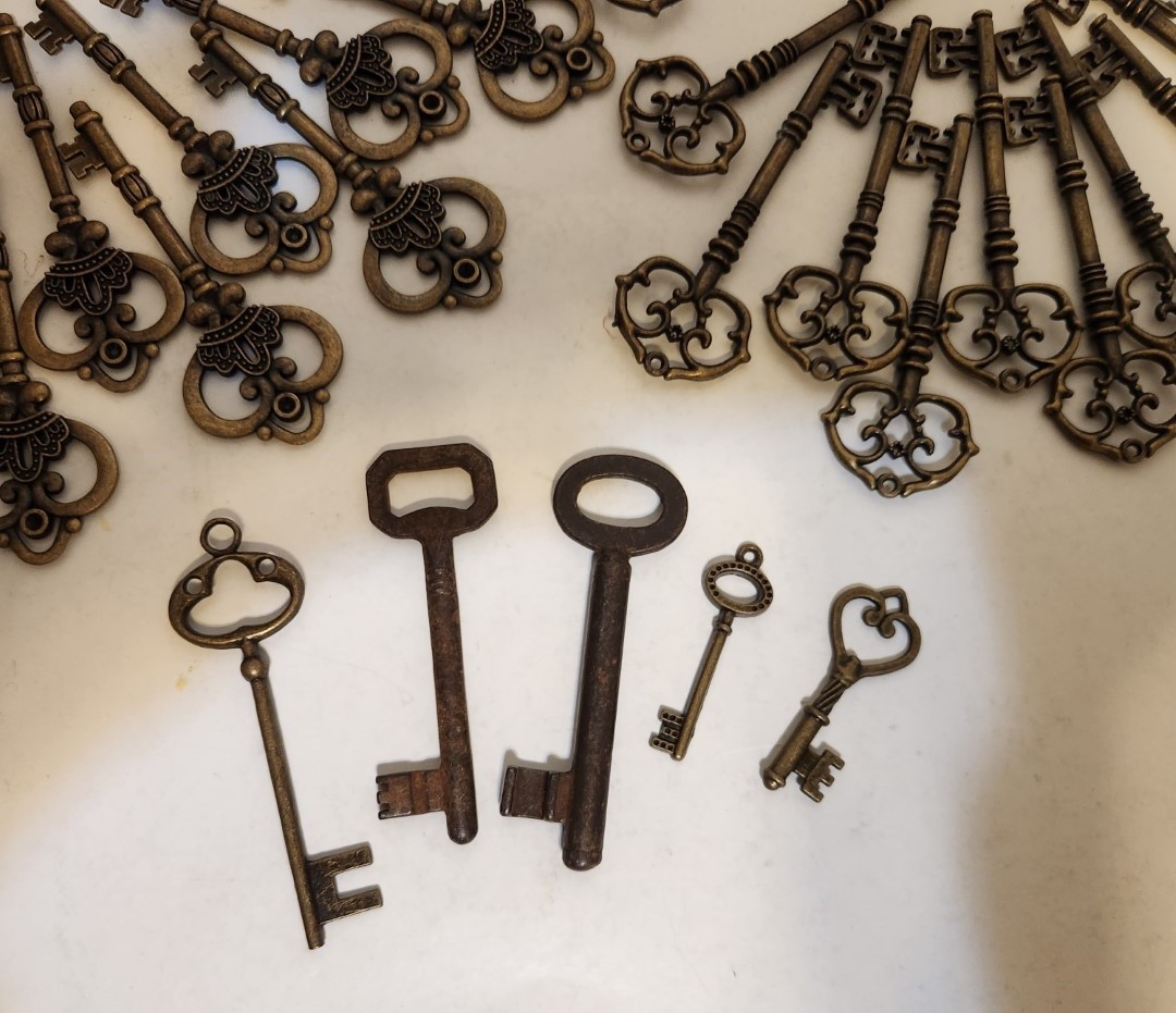 Assorted Charm Retro Skeleton Keys Bronze Steampunk Pendant Decor Lot of 34