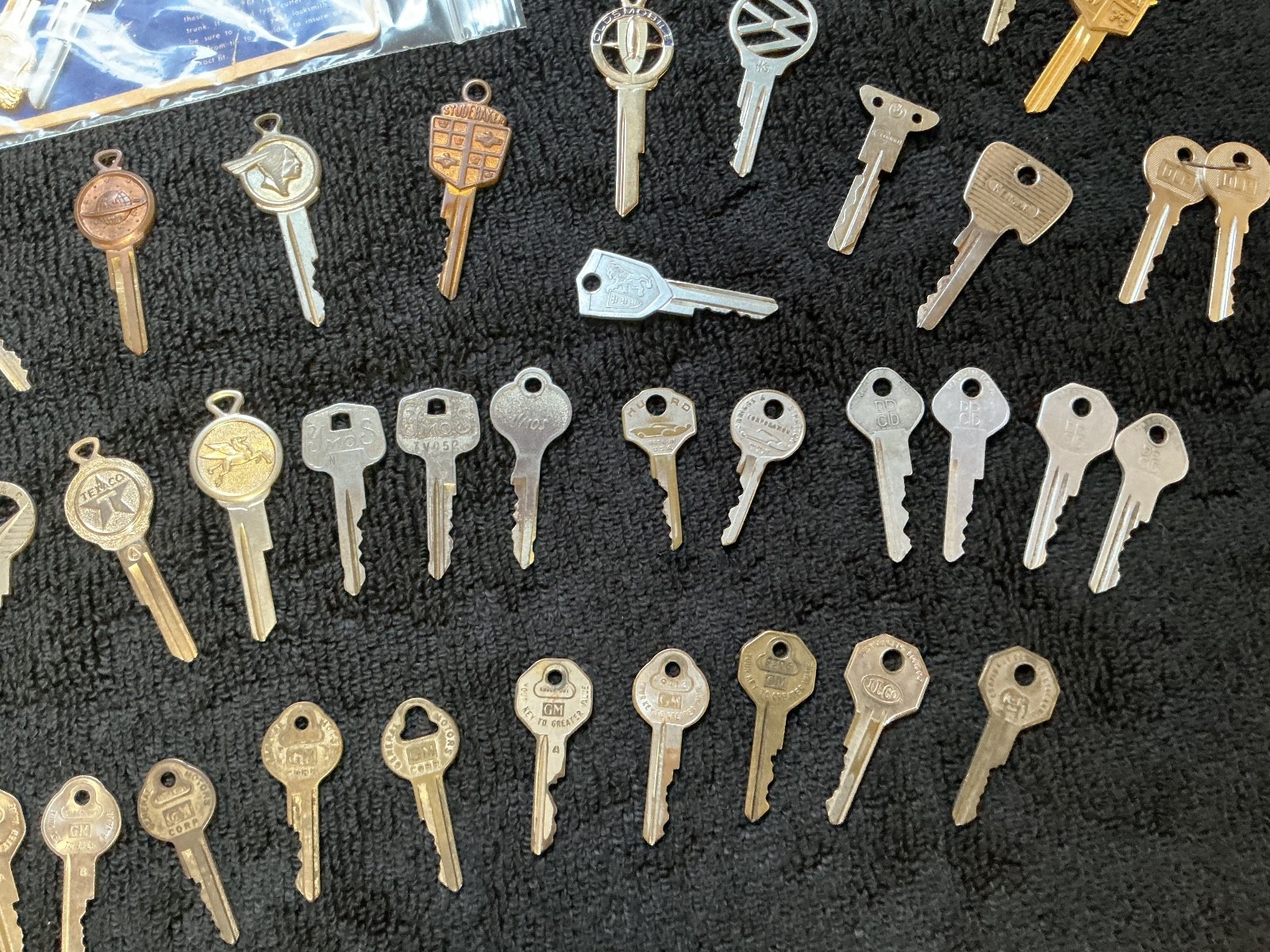 Huge lot of 70 Antique and vintage automobile keys