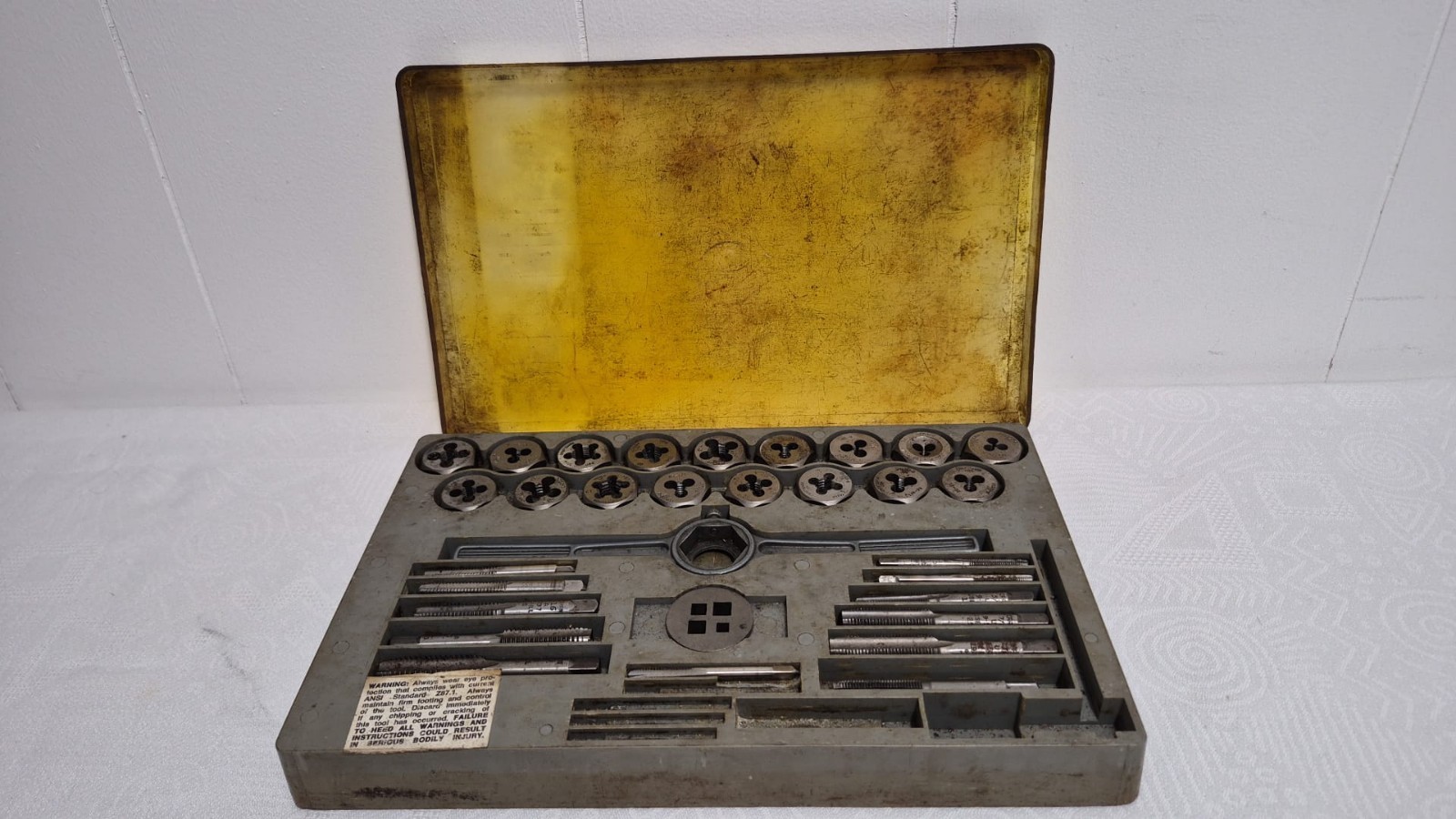 Craftsman SAE Tap & Die incomplete set, missing 5 small taps.