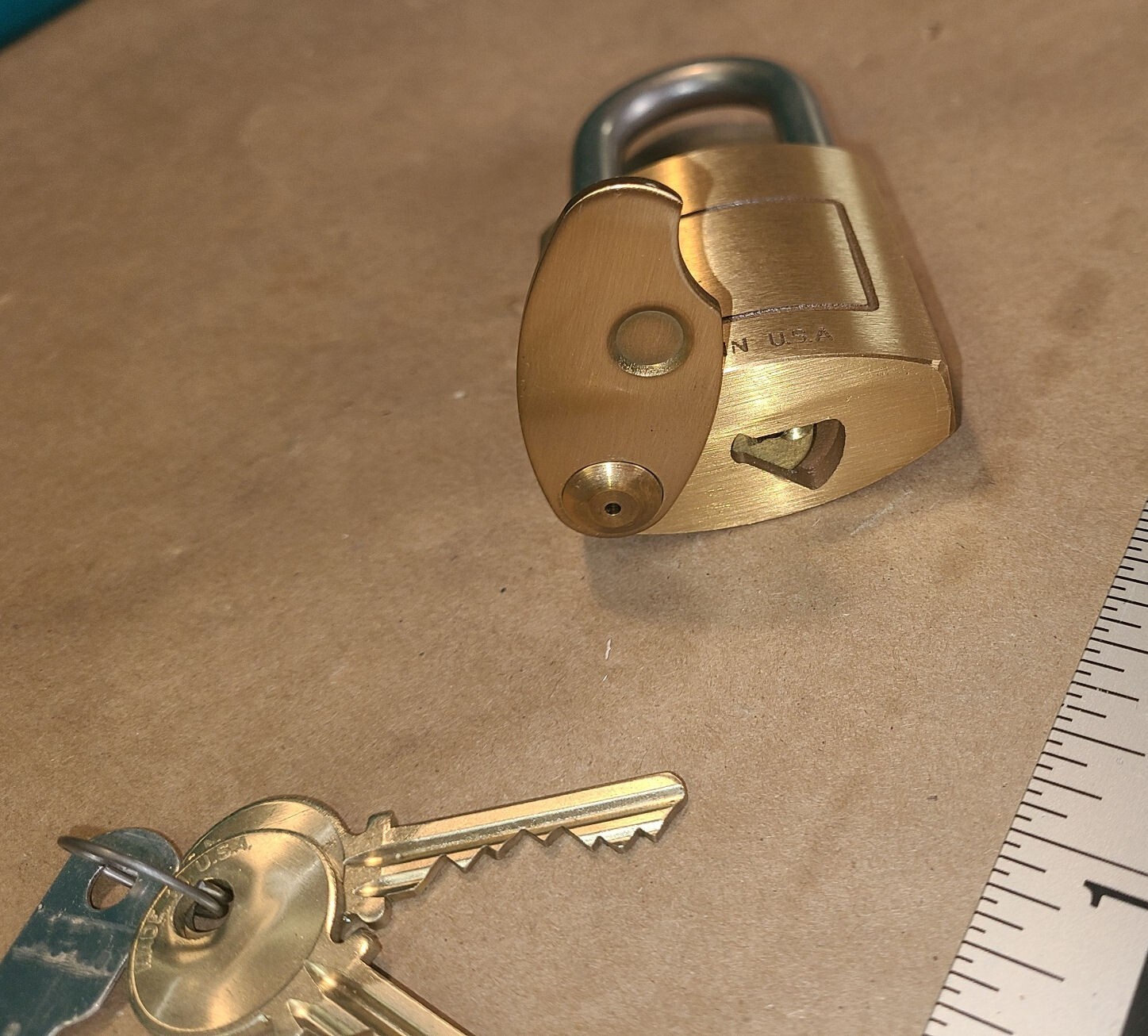 Medeco D50-711-00 padlock w/ 2 keys & security I.D. tag – New