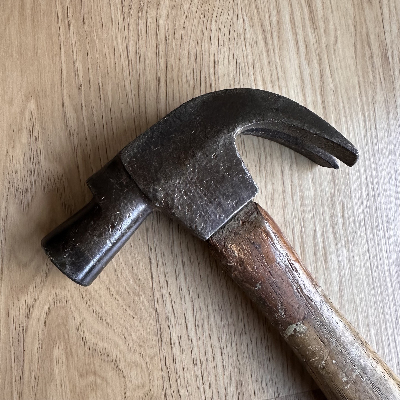 Early pat antique nail holding 18oz carpenters claw hammer hand tool