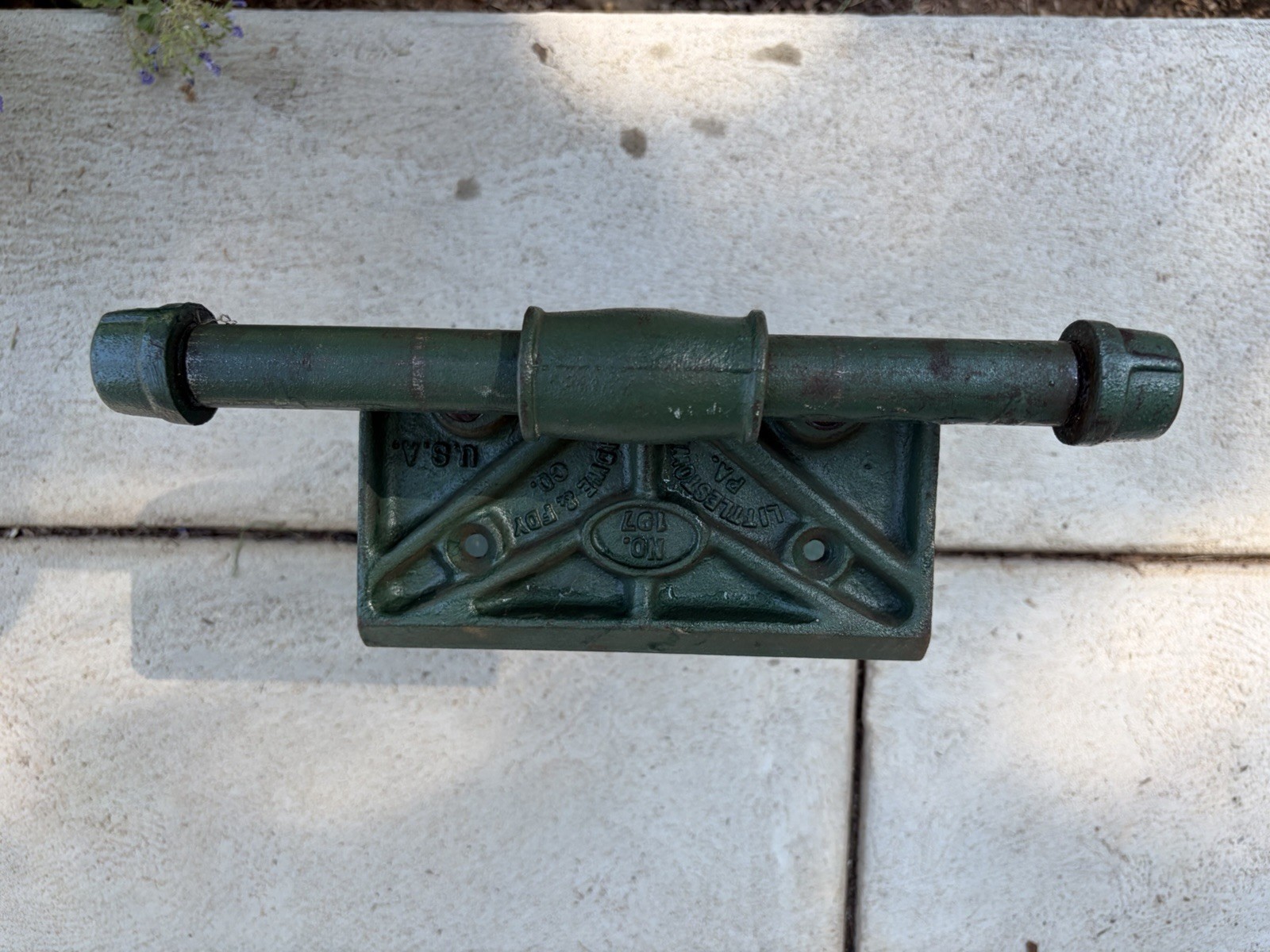 Vintage Howe & FDY Co. under bench screw vise No.197 Littlestown PA. Nice Shape!