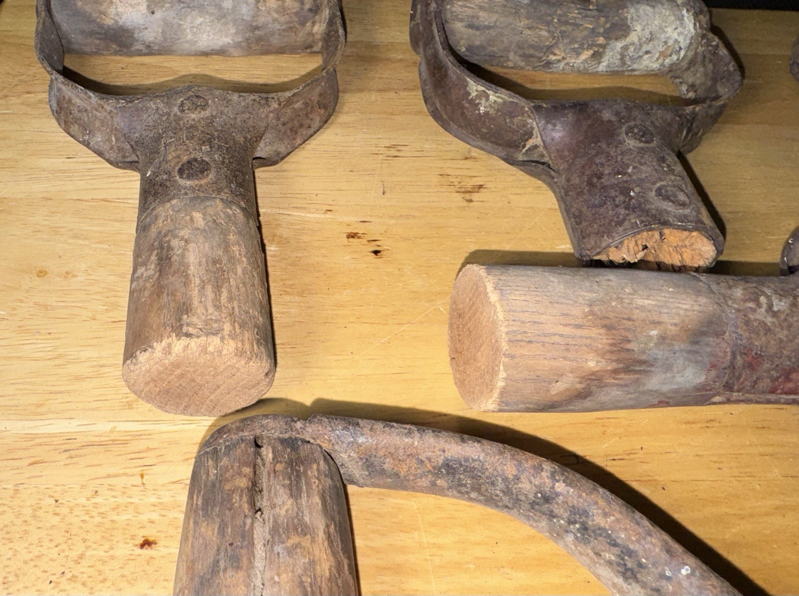 VTG 5 WOOD & METAL SHOVEL OR FORK HANDLES-GREAT FOR RUSTIC DECOR OR REPLACEMENTS