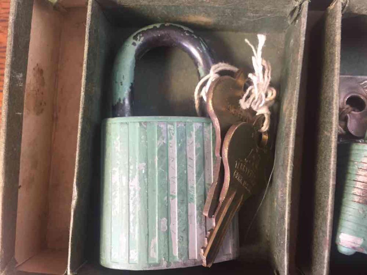 Vintage YALE Padlock Box Store Display w/ three # 324 Locks 2 working & two Keys