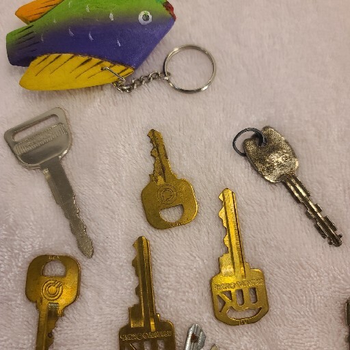 Vintage Mixed Lot Of 15+ Keys And Key Chains Of Various Sizes,Brands,Types,etc