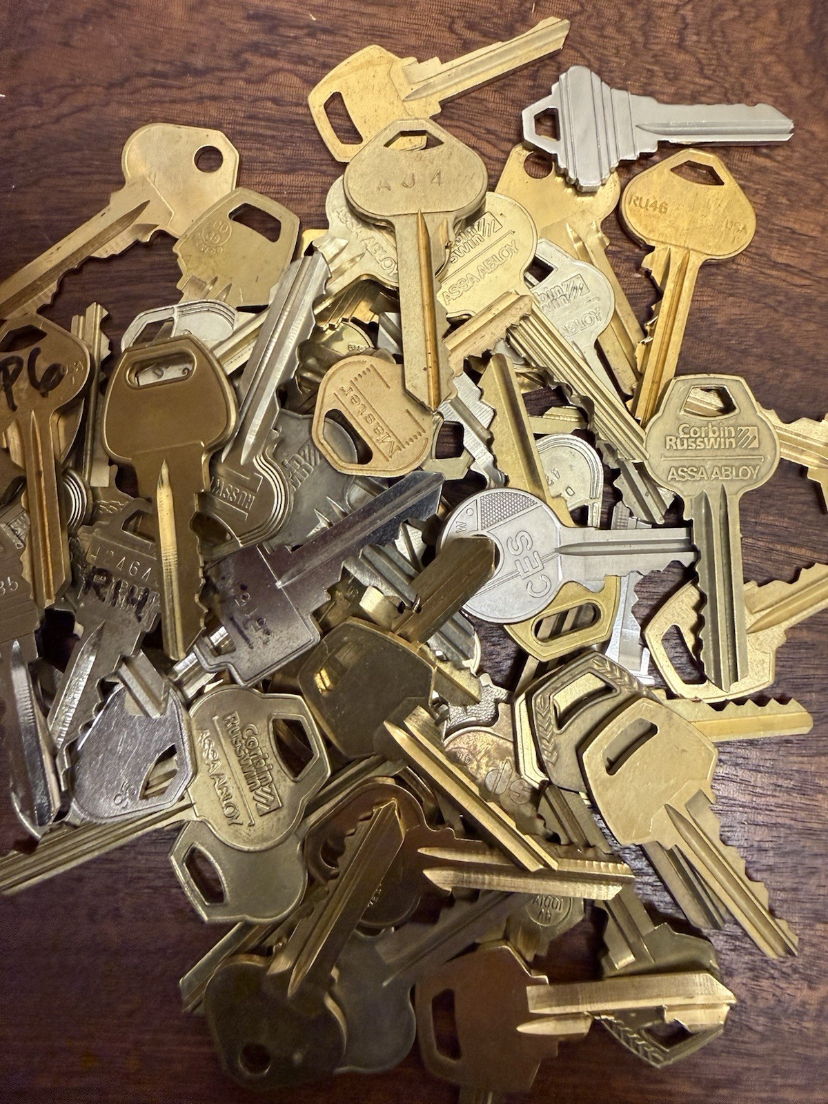 100 Random Key Lot For Projects, Crafts, Sensory Objects Etc.
