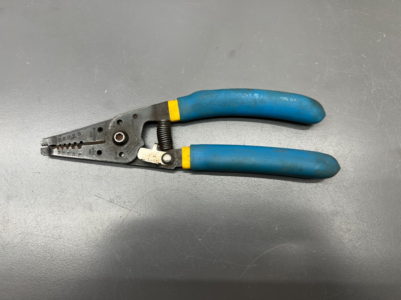 (t) VINTAGE KLEIN TOOLS 11055 SPRUNG WIRE STRIPPERS CUTTERS VGC – USA