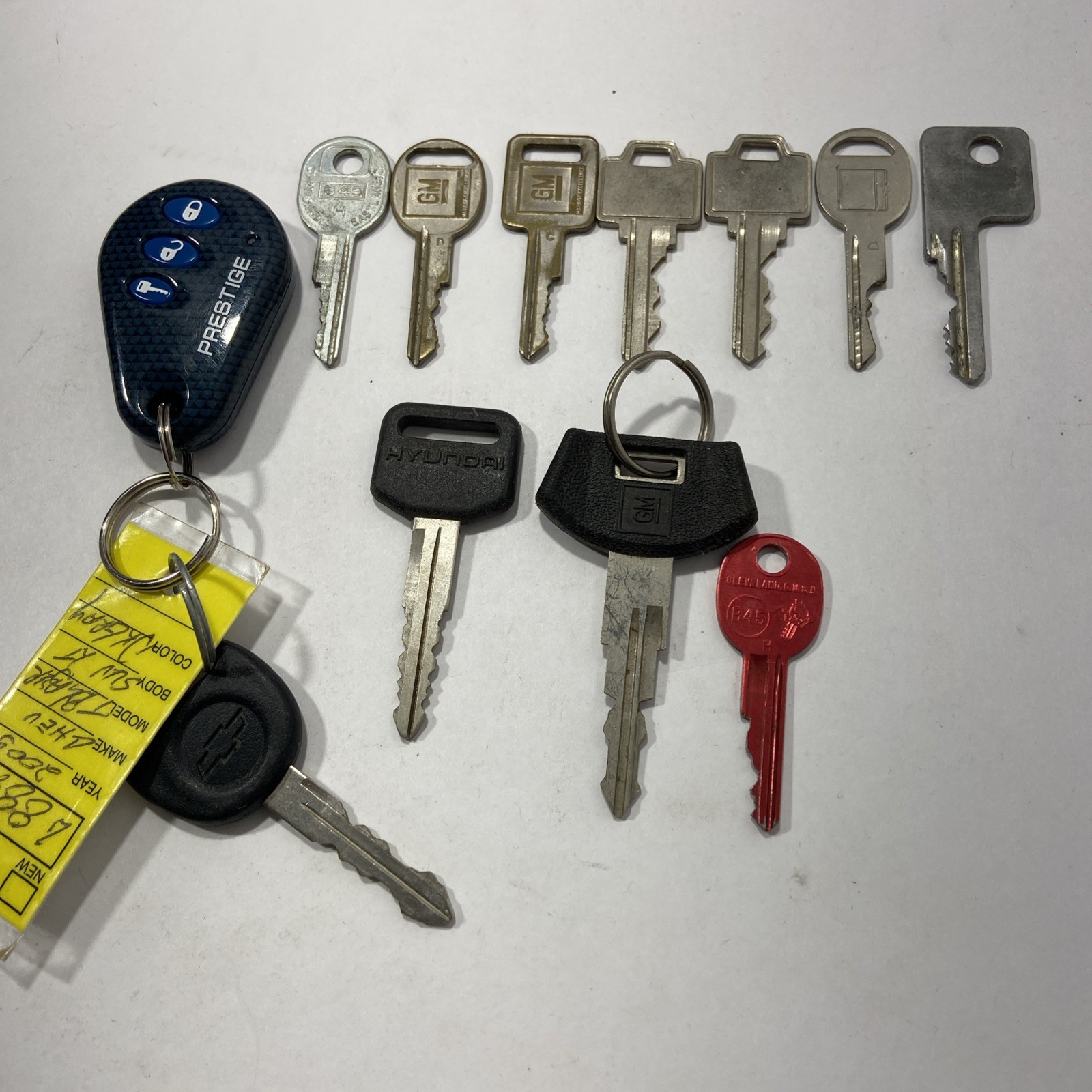 Lot of 11 Vintage Car Keys automobile GM Hyundai And Others One Rd Fob