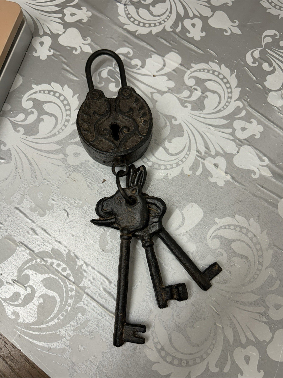 Cast metal Padlock With Animal Head Skeleton Keys Home Decor Beautiful