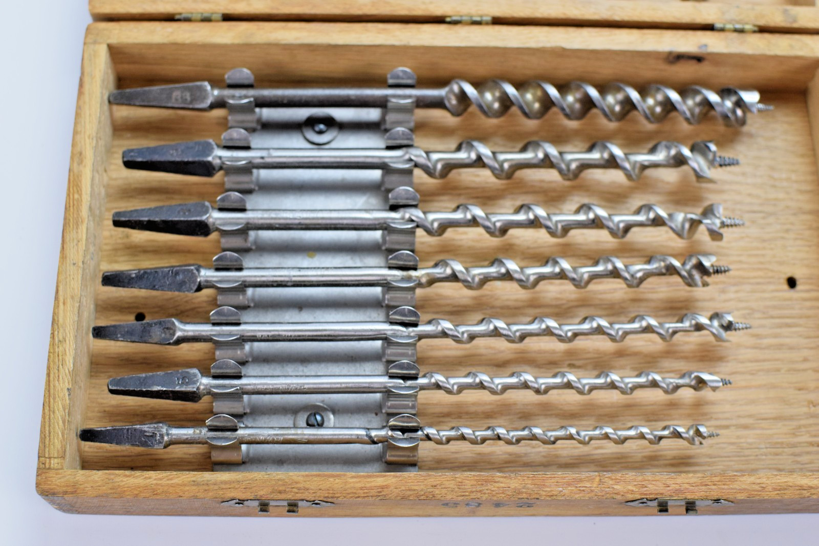 VTG Irwin Solid-Center Auger Bits: 13-Pc Set in Wooden Box (1/4″-1″) Used