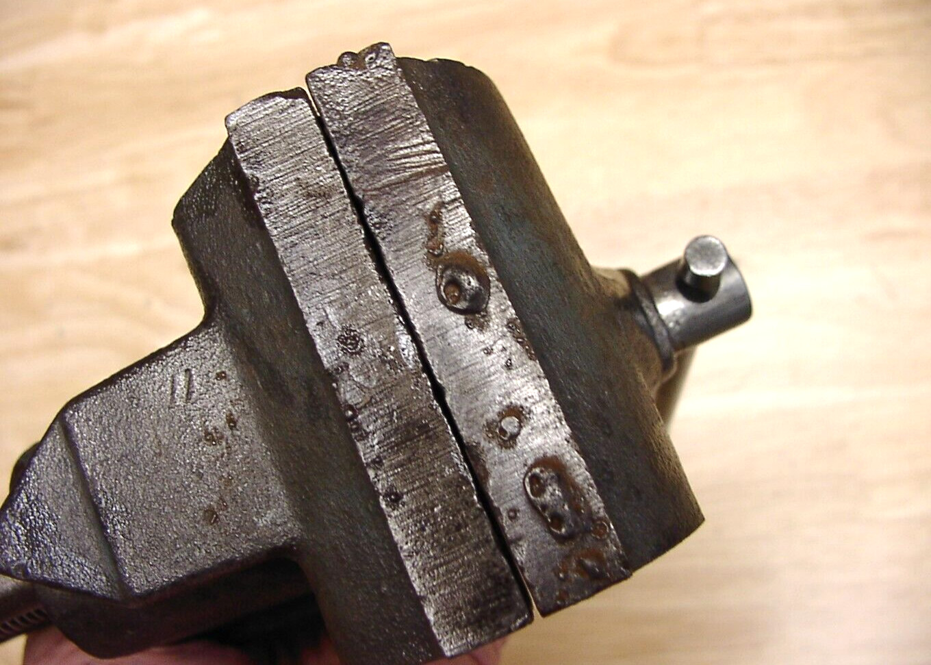 Vintage Quality M.T.F. Co Anvil Bench Vise,3-3/16″ Jaws,3-1/4″ Capacity,W/ISSUES