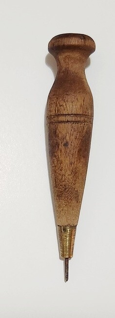 Small Antique Handheld Wooden Scratch Marking Awl With a Brass Ferrule, 4 9/16″