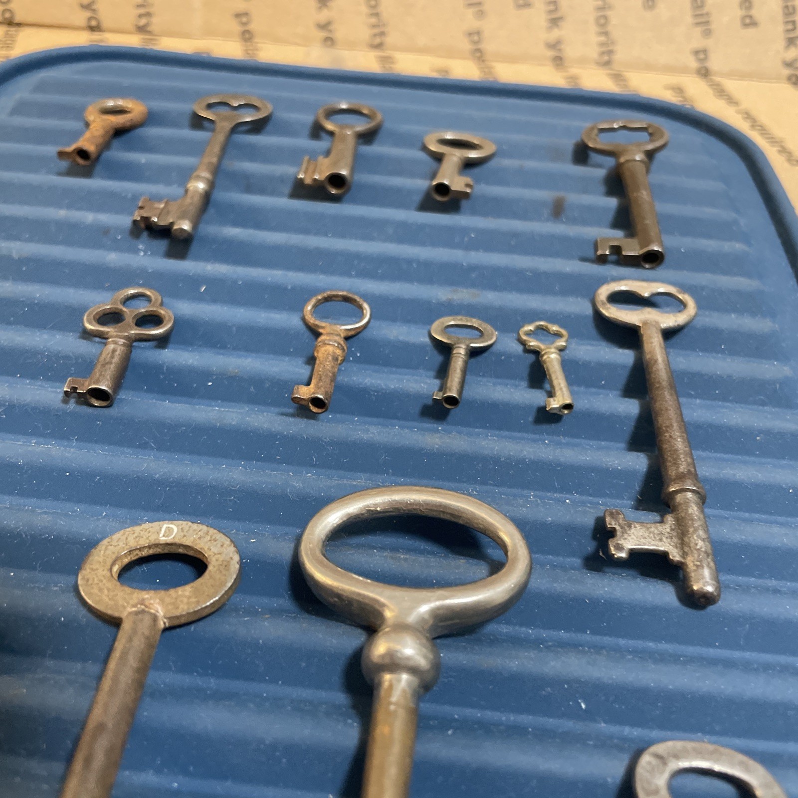 Lot of 15 used Assorted Antique/Vintage Metal Skeleton Keys Various Sizes F
