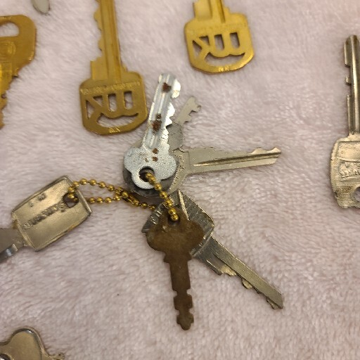 Vintage Mixed Lot Of 15+ Keys And Key Chains Of Various Sizes,Brands,Types,etc