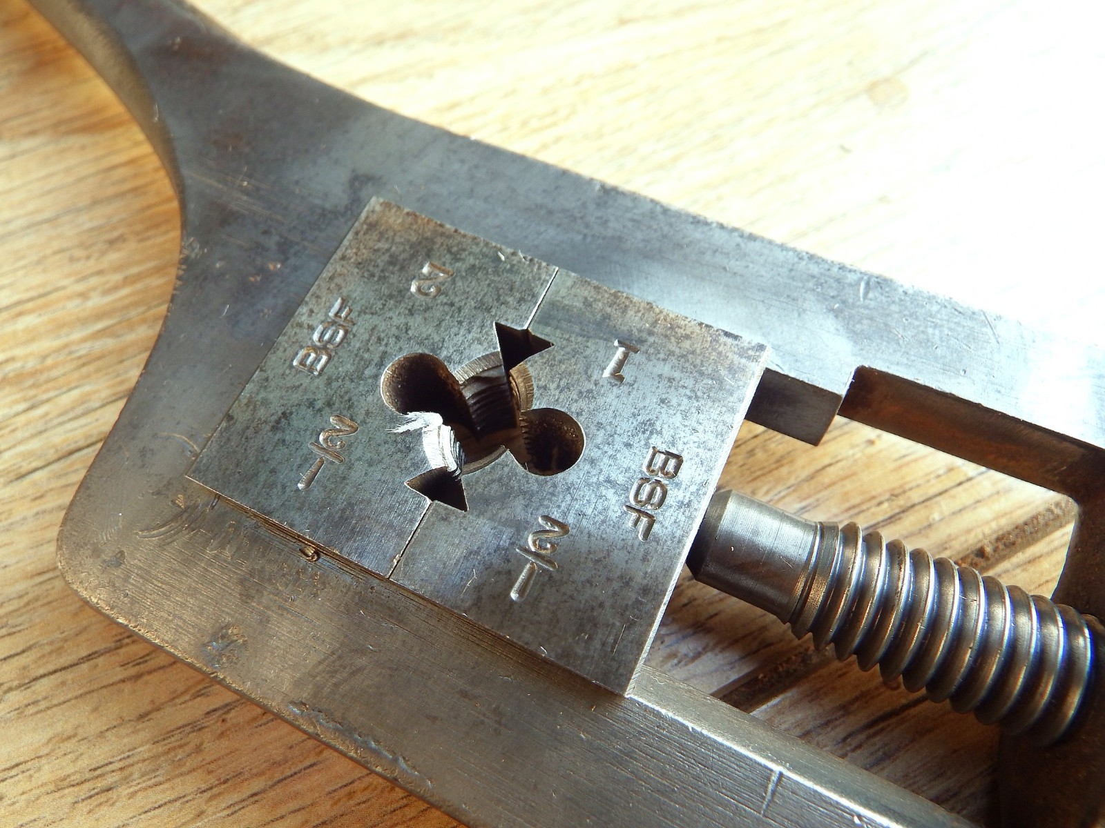 Large tap and die handle BSF split square die threading tool vintage long handle