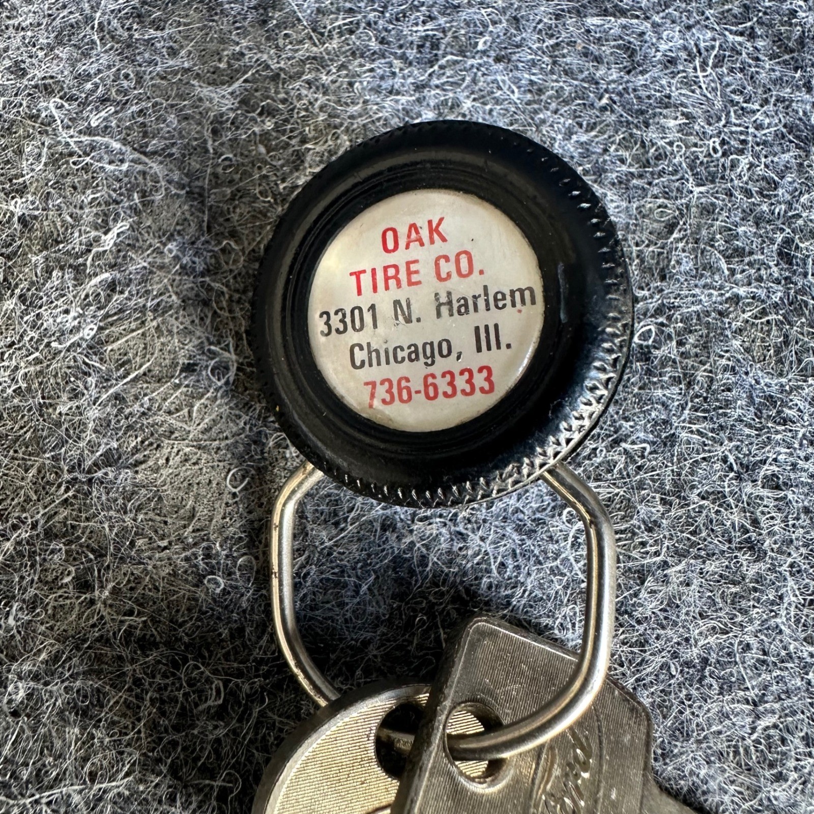 VINTAGE Collectible Ford Set of 2 Keys with Chicago Illinois Key Chain Oak Tire