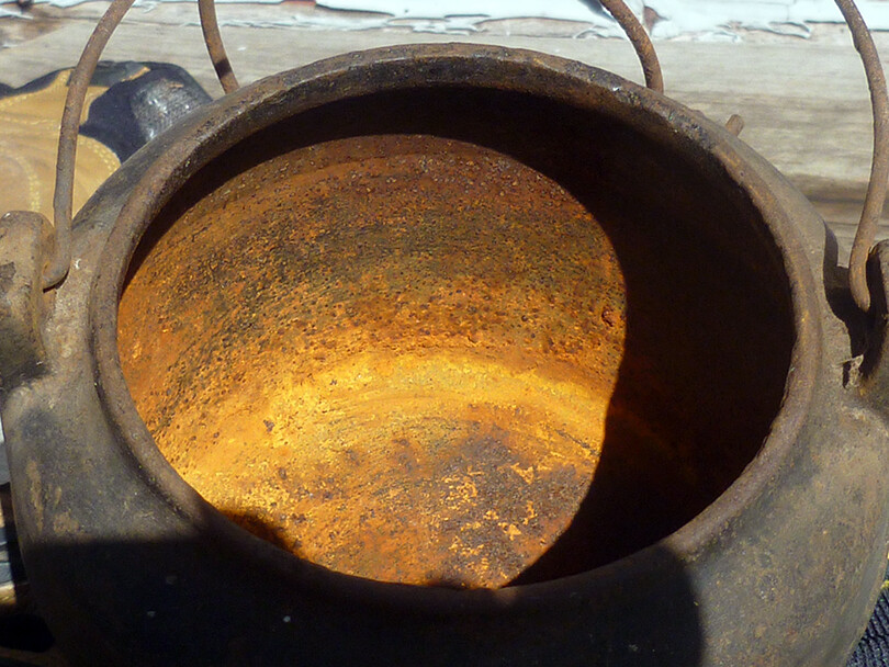 ~ D23-99- old little iron SMELTING POT w/INSERT ~ size 6?