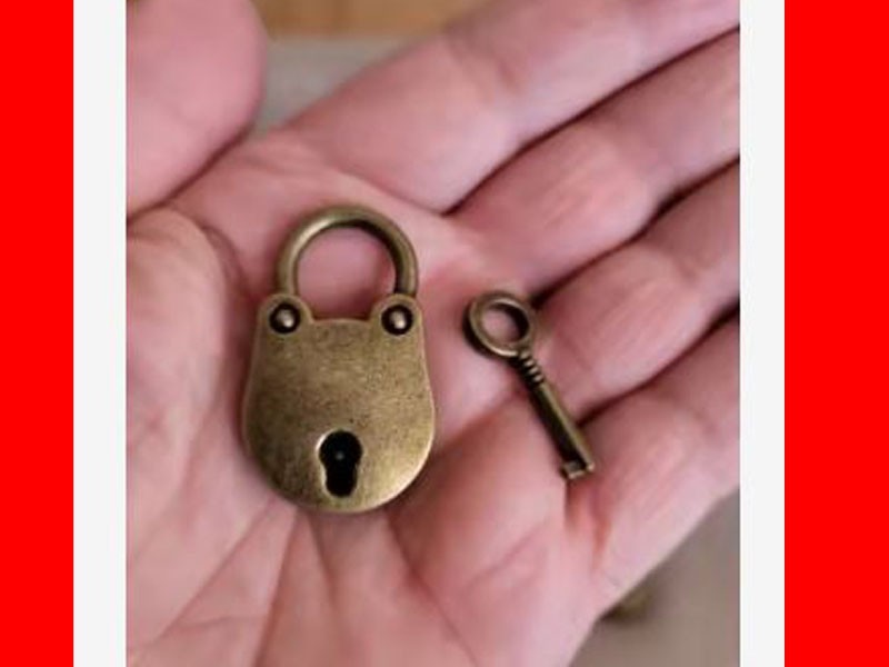 2.5×3.5cm Unlock the Charm of the Past with This Mini Vintage Metal Lock and Key