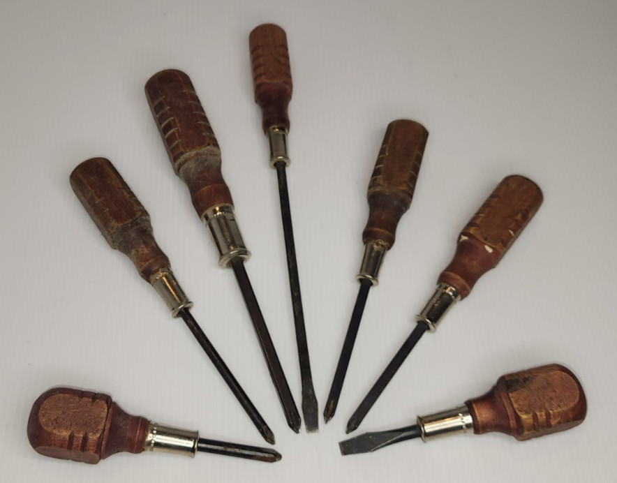 wood handle screwdriver set of (7) stubbes (2), flat tip (1), Phillips (4).