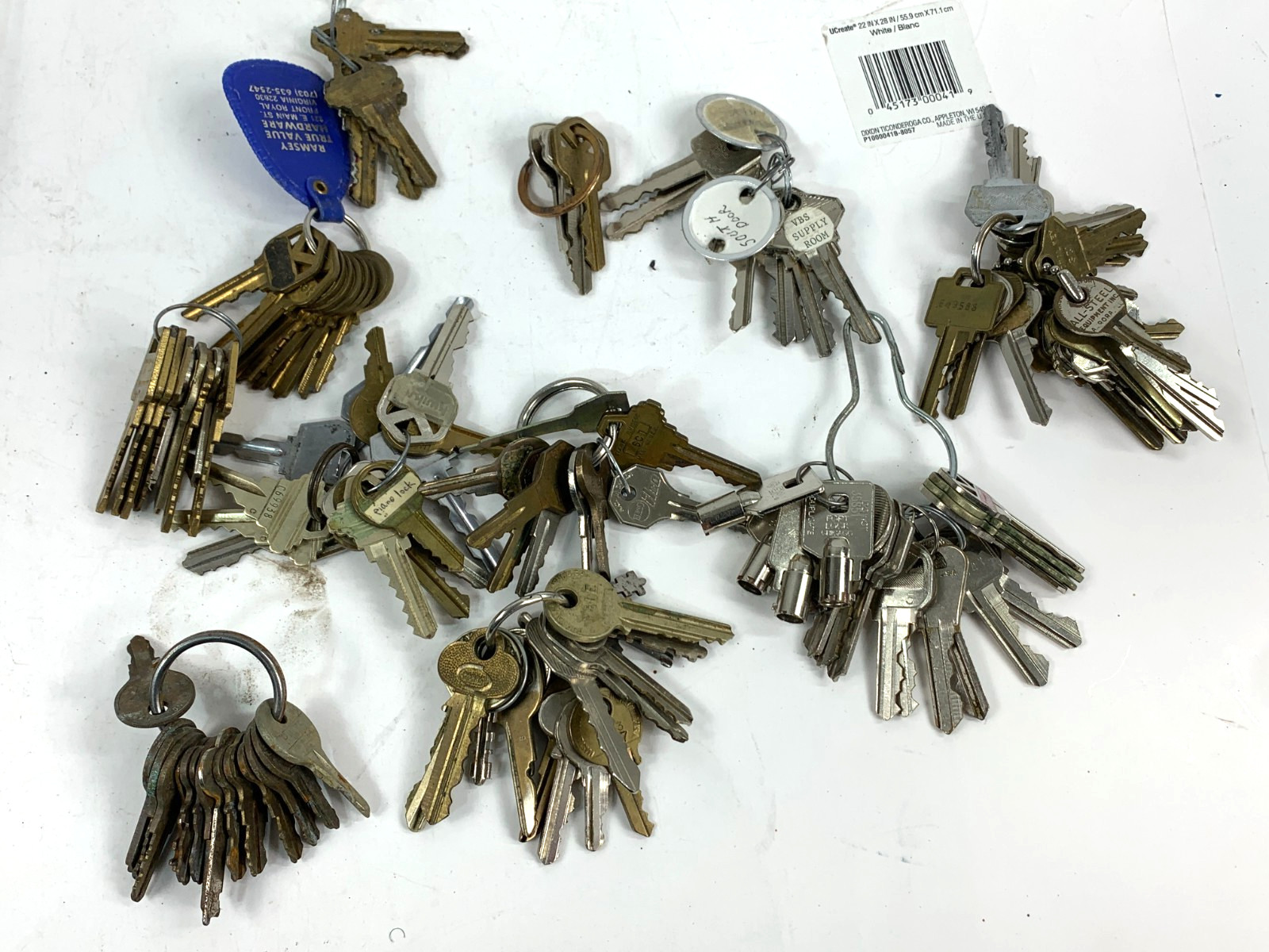 Assorted Lot of Misc Cut Keys 2.5 Pounds (LB) House Car Etc Craft Decor Metal