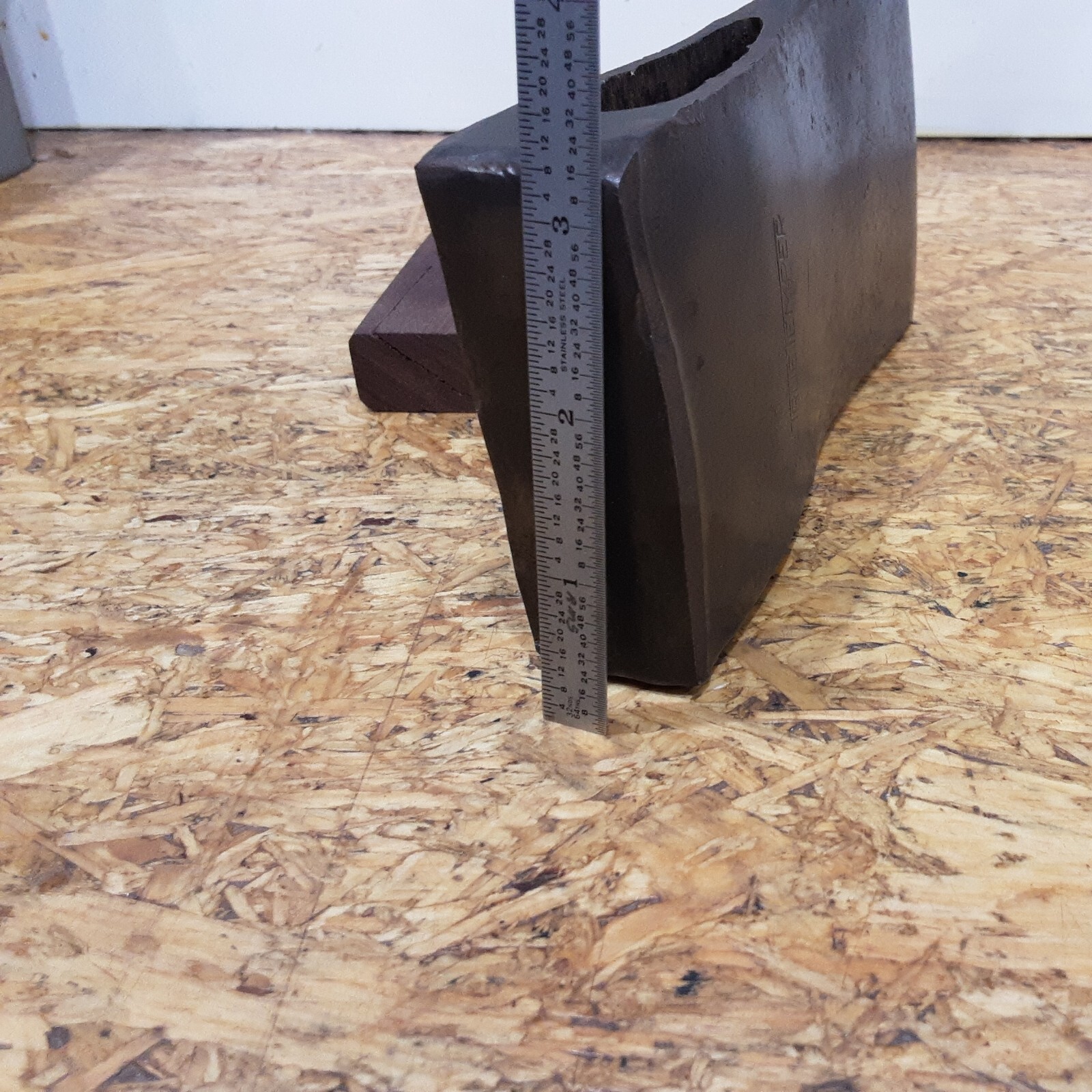 Single Bit Axe MARKED TRUE TEMPER 3lb11.2OZ With 6 Eye Ridges USA 7 1/2″ LONG