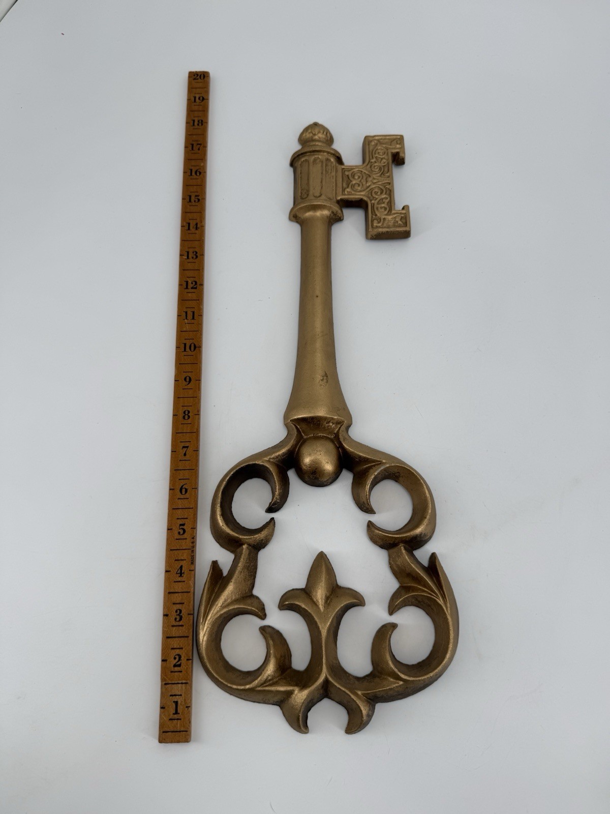 A pair of vintage Syroco-style decorative gold skeleton keys/marked HODA